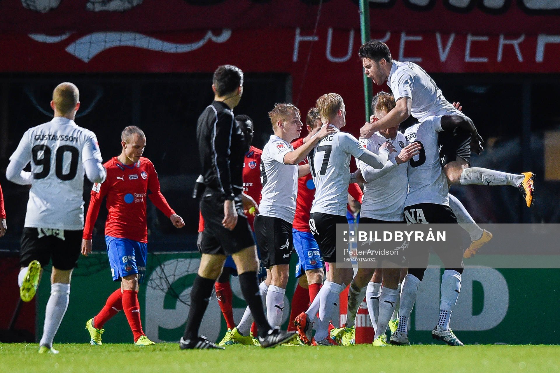 Örebros spelare jublar