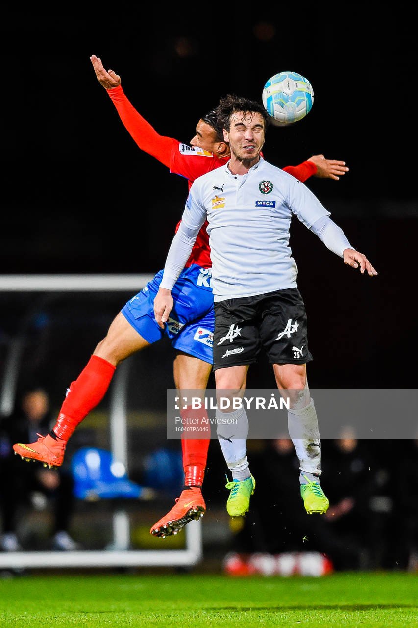 Helsingborgs Matthew Rusike och Örebros Nordin Gerzic