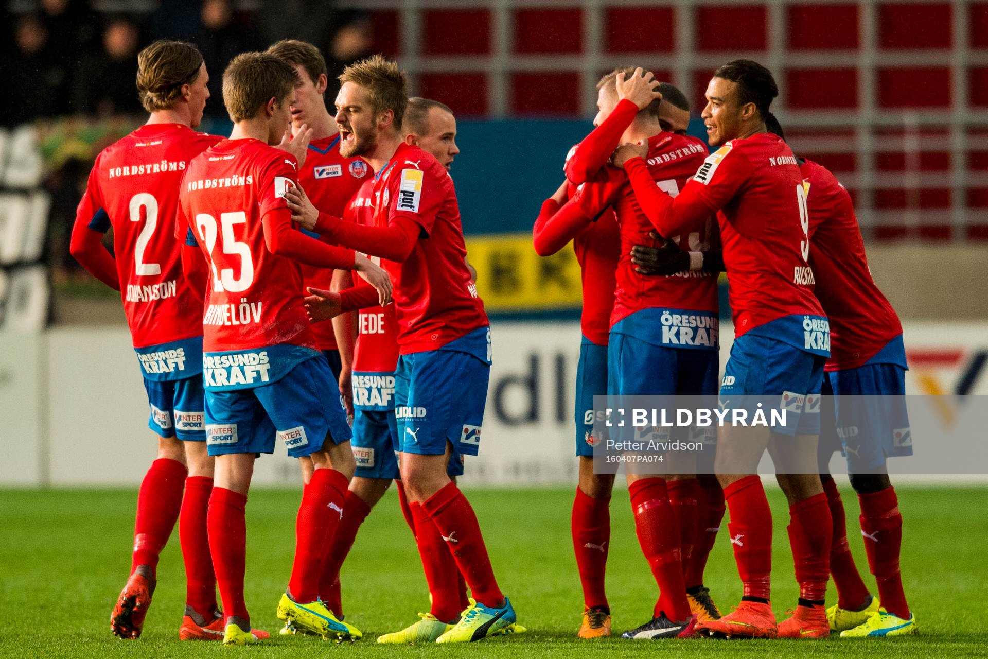 Helsingborgs spelare med Johan Mårtensson (m) jublar