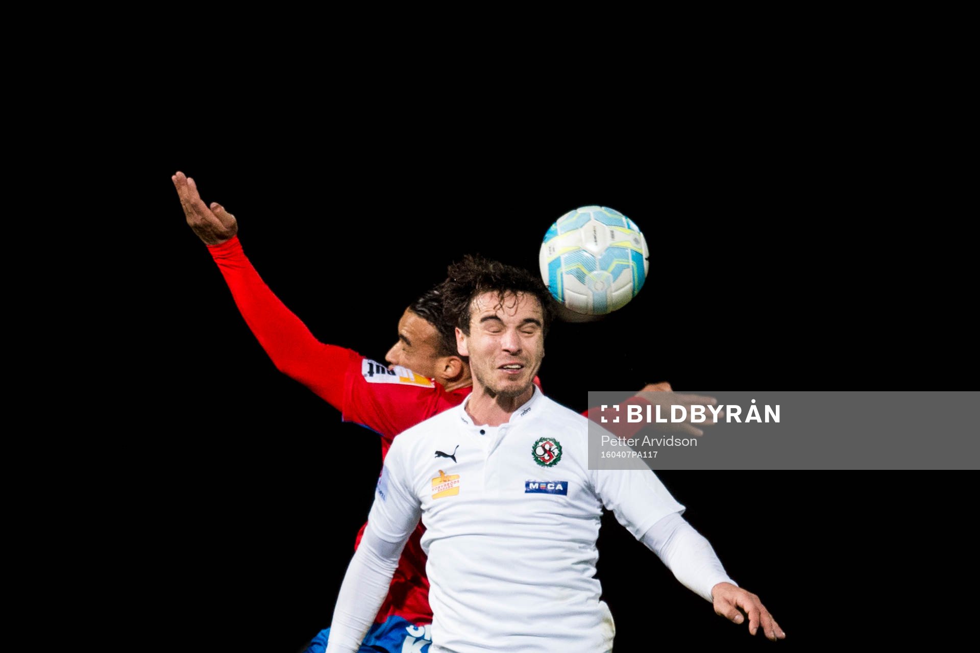 Helsingborgs Matthew Rusike och Örebros Nordin Gerzic