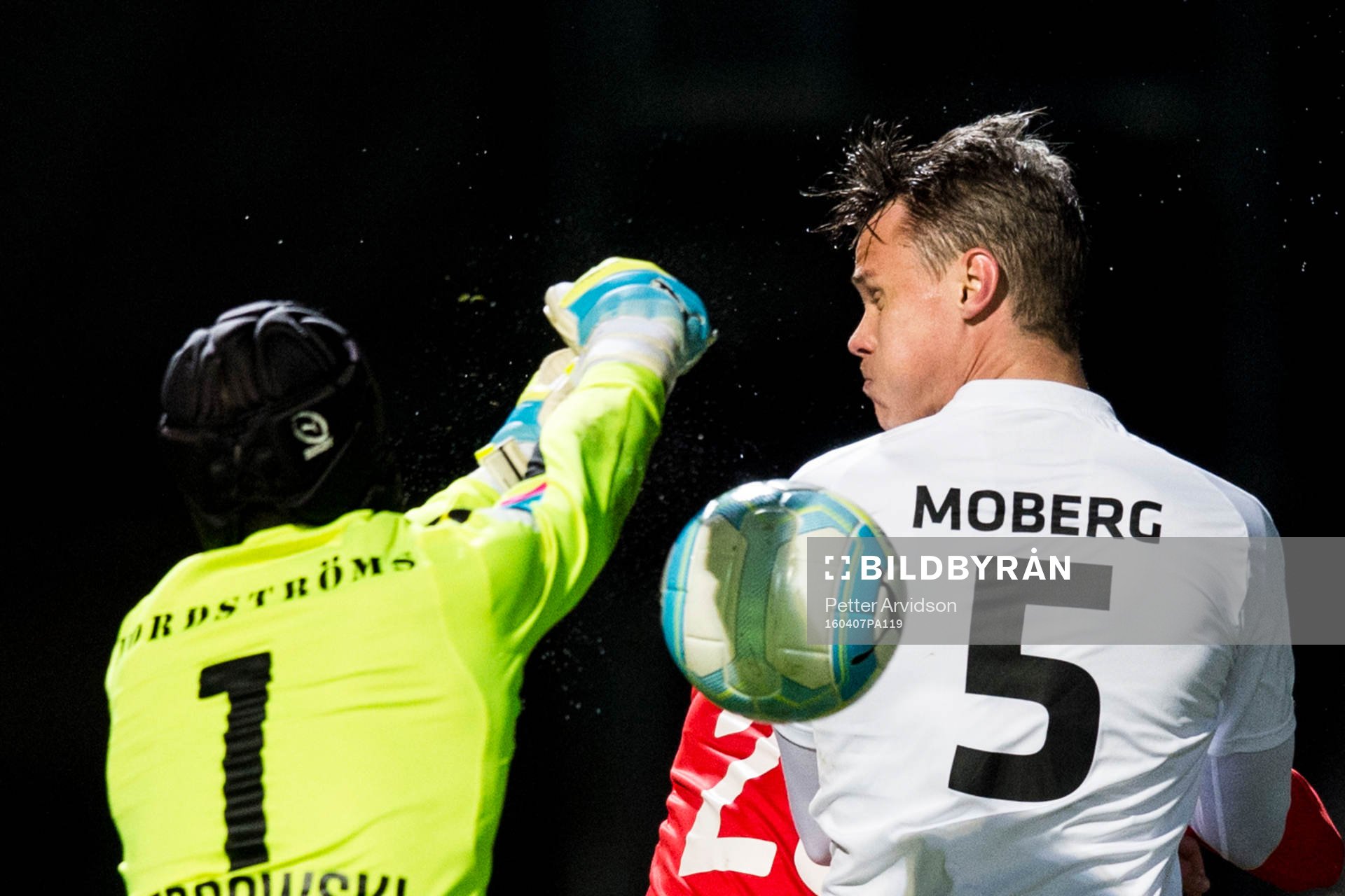 Helsingborgs målvakt Matt Pyzdrowski och Örebros Erik Moberg under fotbollsmatchen i Allsvenskan mellan Helsingborg och Örebro den 7 april 2016 i Helsingborg.