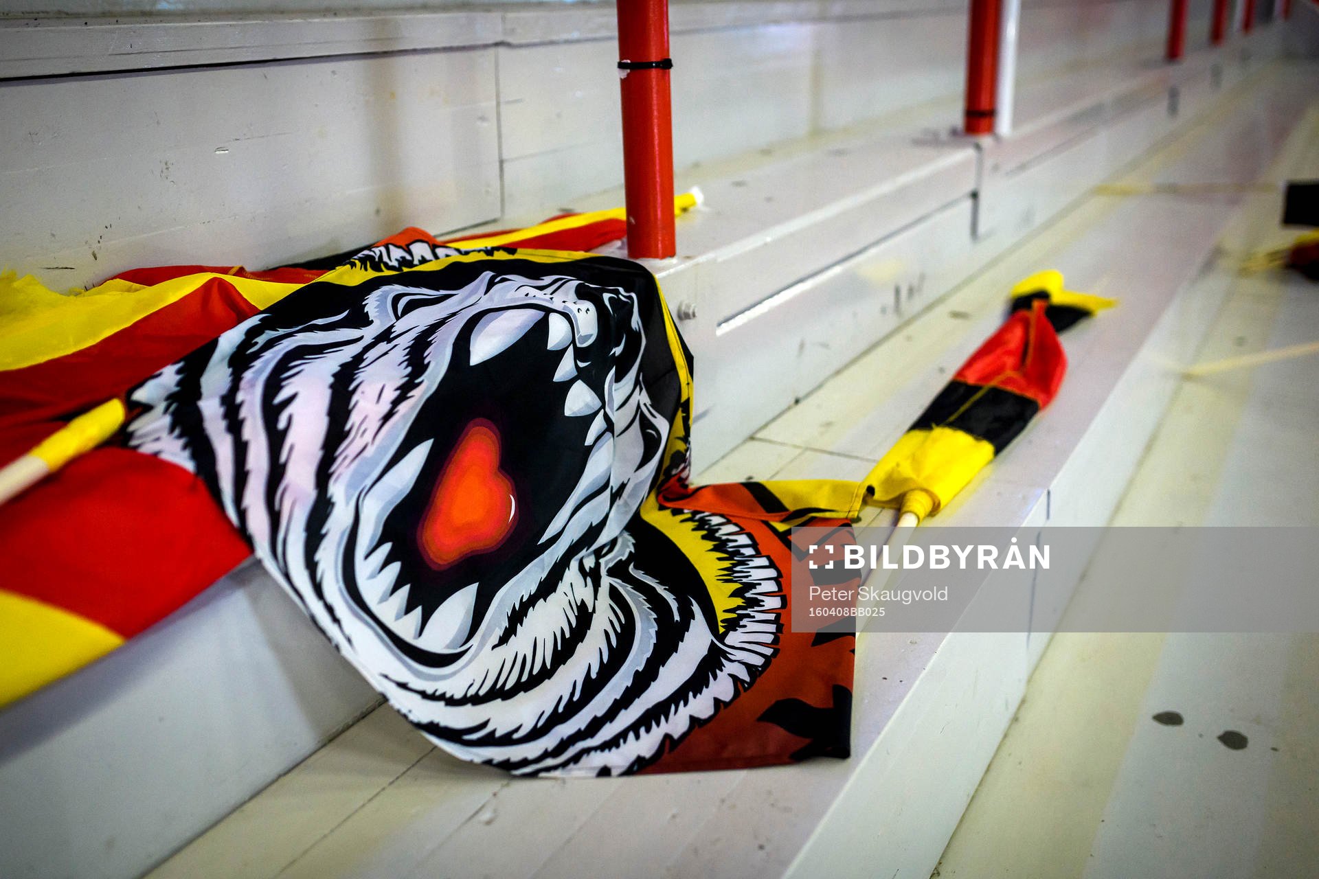 En Luleå Hockey flagga ligger på läktaren