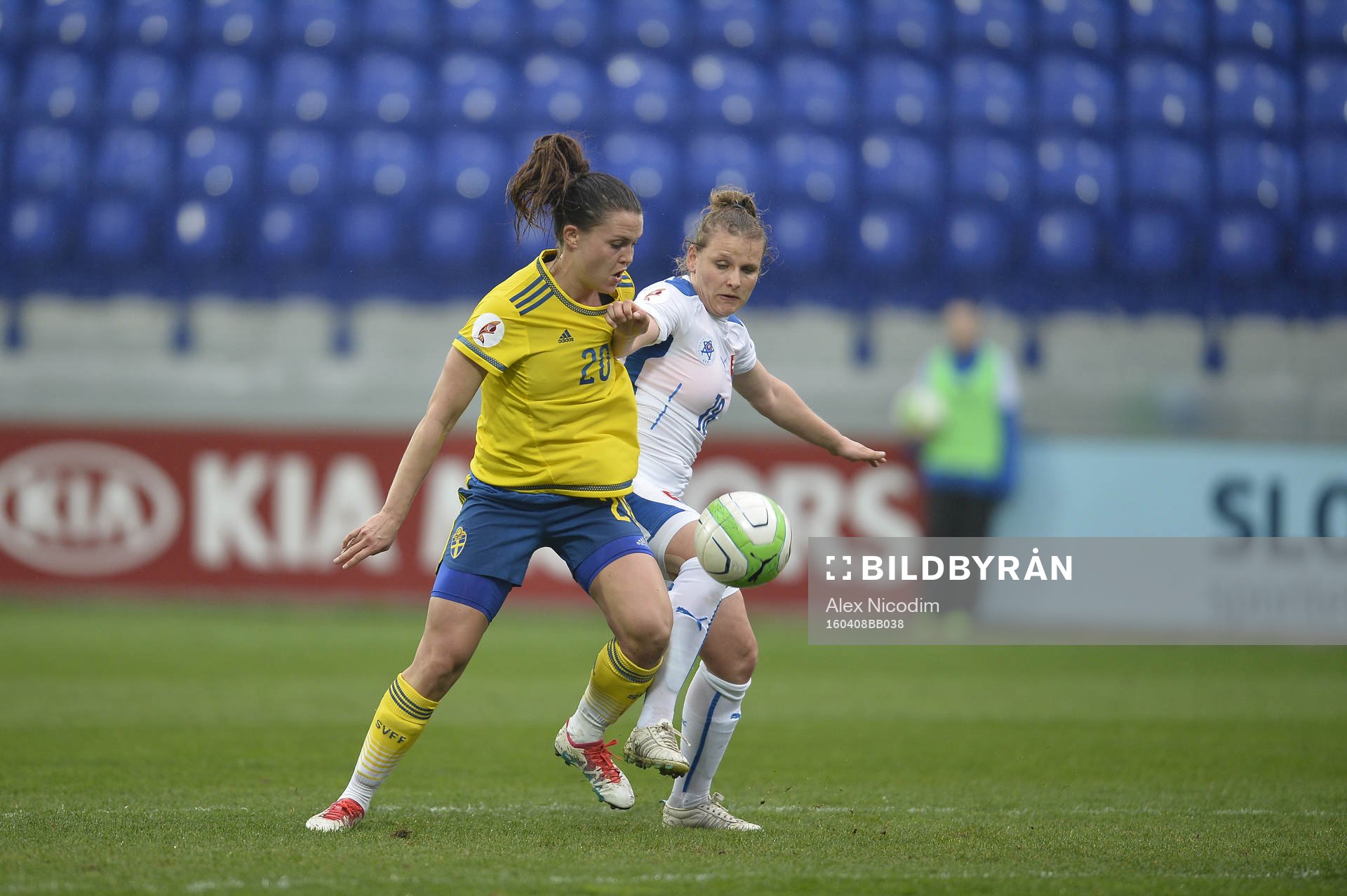 Sveriges Emilia Appelquist och Slovakiens Domonika Skorvankova under fotbollsmatchen i damernas VM-kval mellan Slovakien och Sverige den 08 april 2016 i Poprad