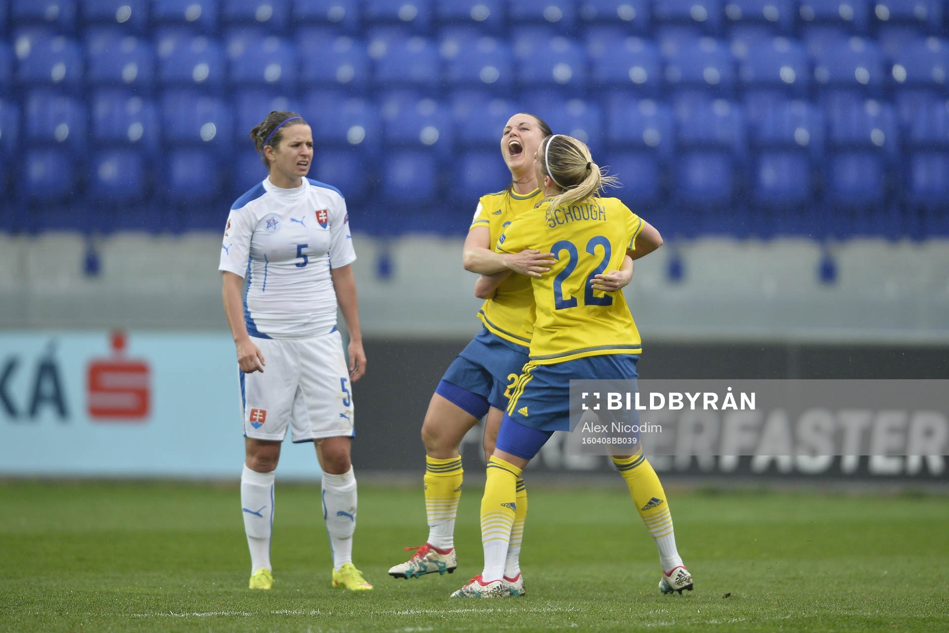 Sveriges Emilia Appelquist jublar under fotbollsmatchen i damernas VM-kval mellan Slovakien och Sverige den 08 april 2016 i Poprad