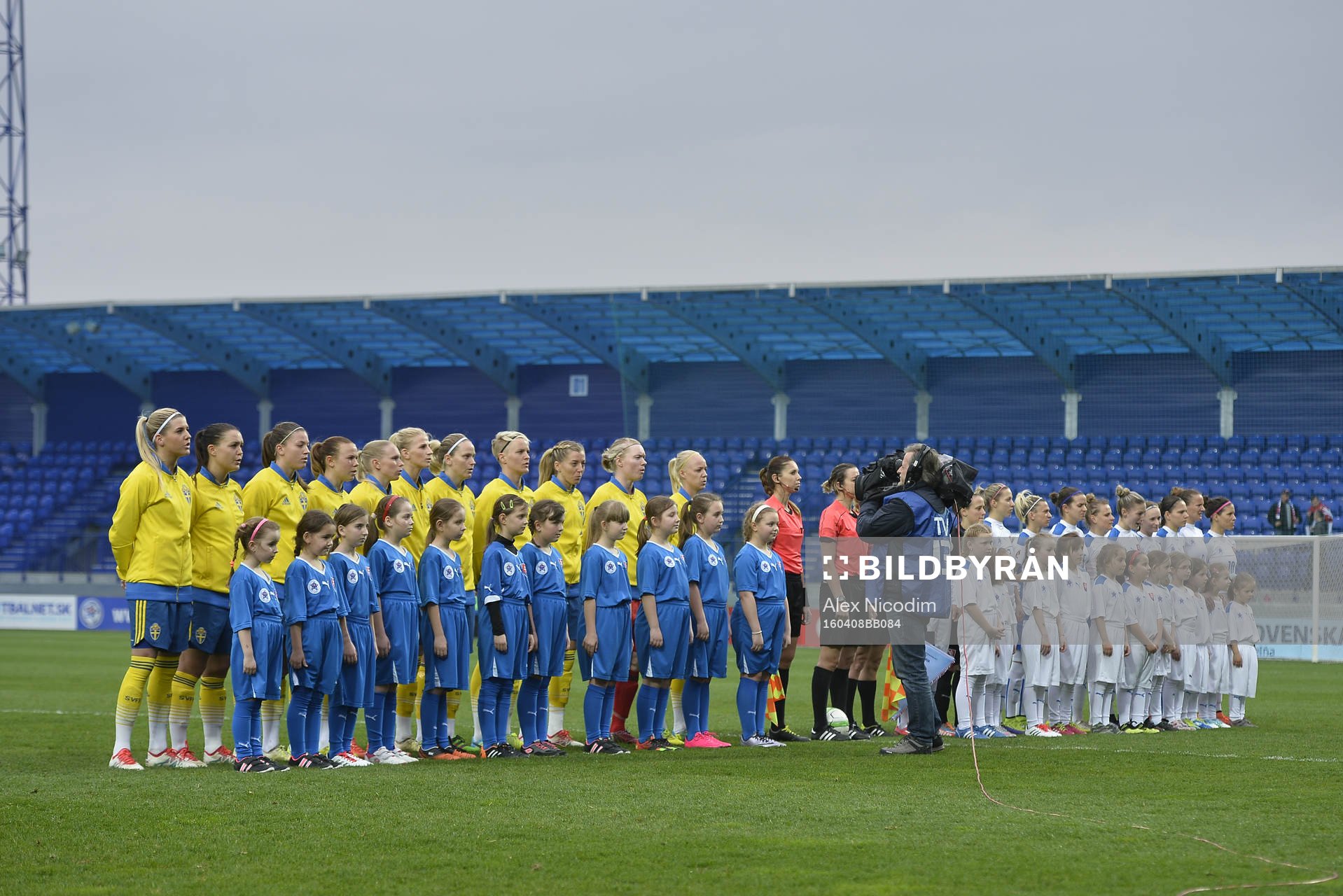 Sveriges och Slovakiens spelare står uppställda