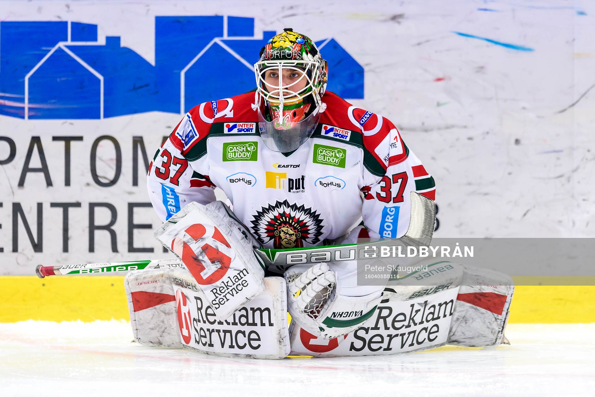 Frölundas målvakt Johan Gustafsson på uppvärmningen