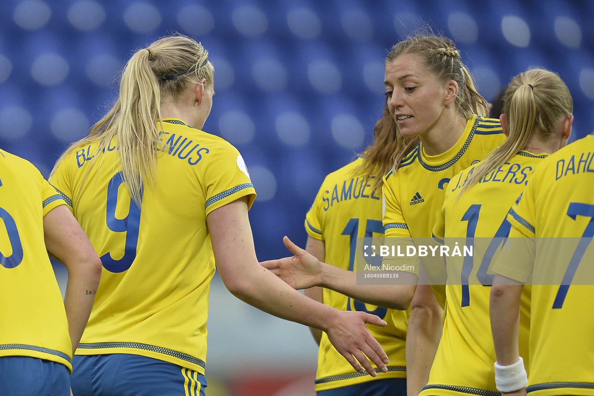 Sveriges Stina Blackstenius och Linda Sembrant jublar under fotbollsmatchen i damernas VM-kval mellan Slovakien och Sverige den 08 april 2016 i Poprad