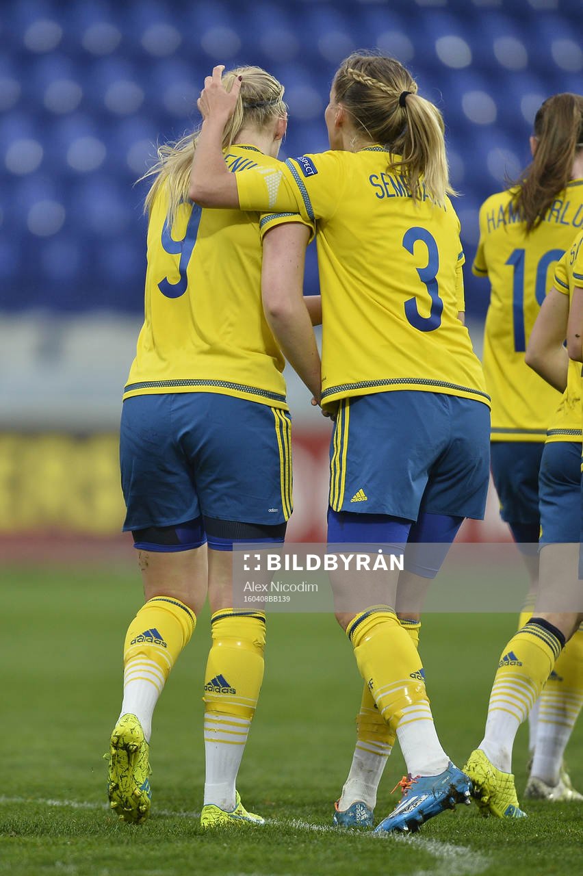 Sveriges Stina Blackstenius och Linda Sembrant jublar under fotbollsmatchen i damernas VM-kval mellan Slovakien och Sverige den 08 april 2016 i Poprad