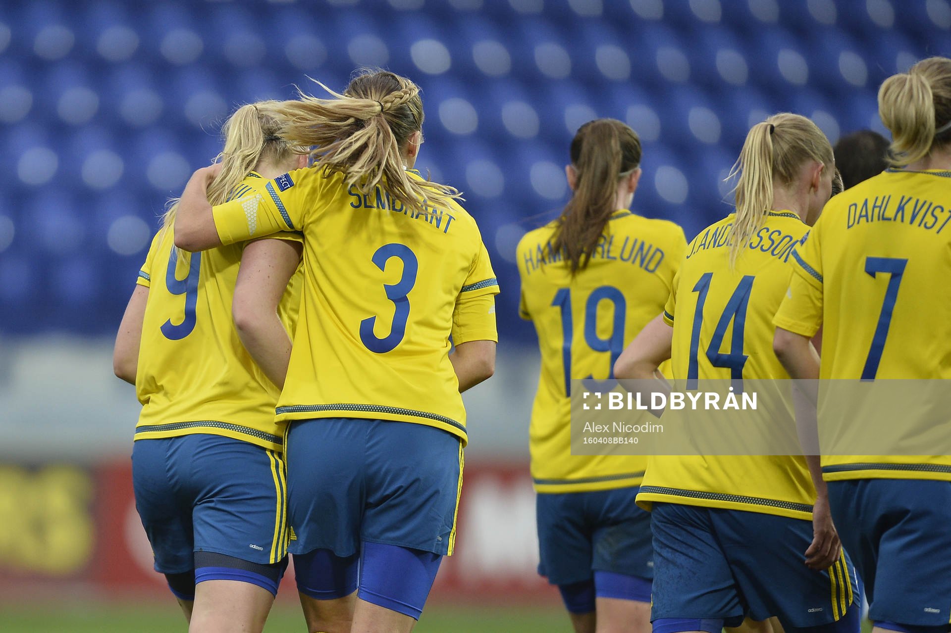 Sveriges Stina Blackstenius och Linda Sembrant jublar under fotbollsmatchen i damernas VM-kval mellan Slovakien och Sverige den 08 april 2016 i Poprad