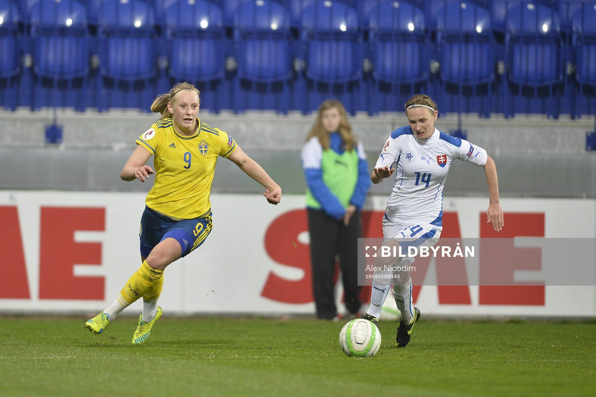 Sveriges Stina Blackstenius och Slovakiens Petra