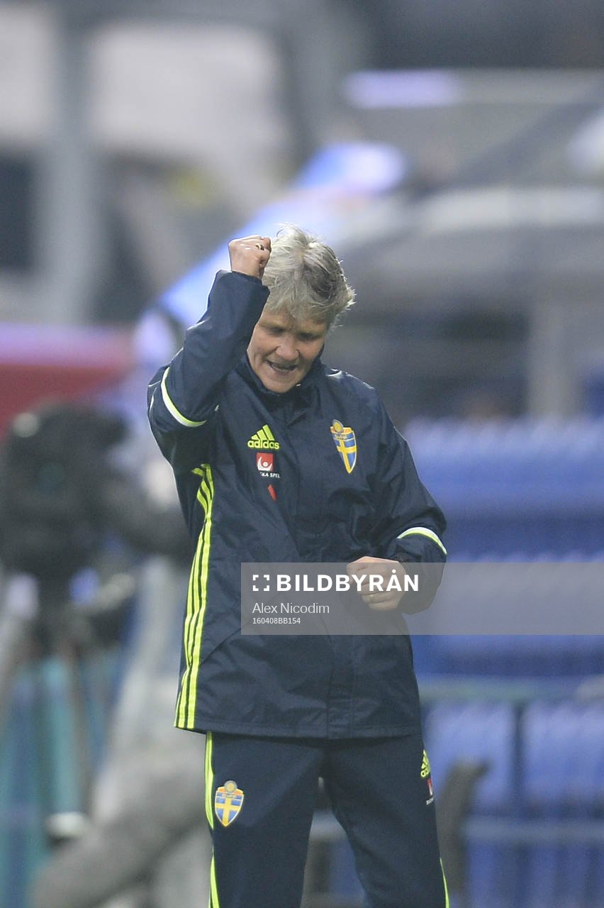 Sveriges förbundskapten Pia Sundhage jublar