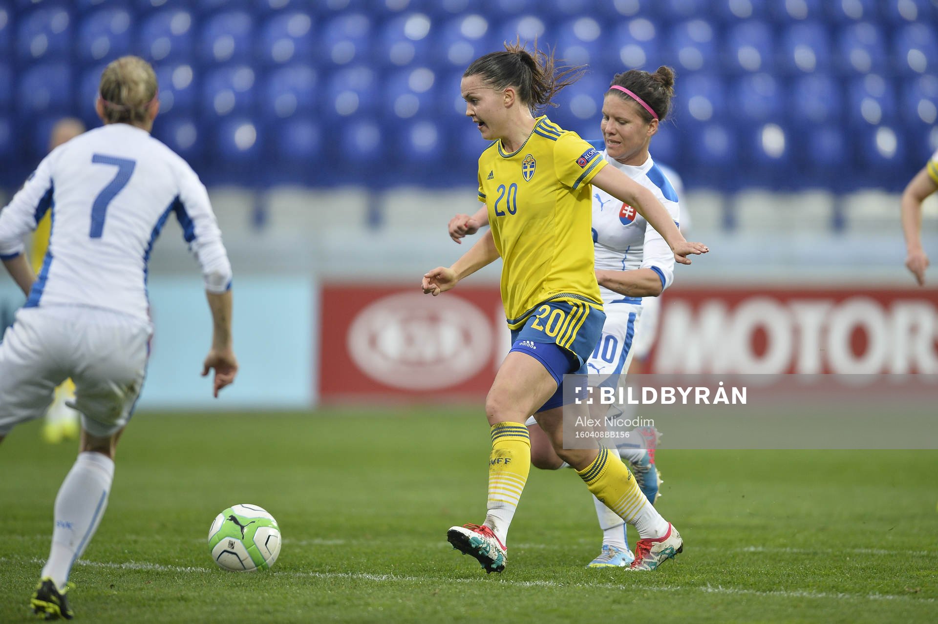 Sveriges Emilia Appelquist och Slovakiens Lucia Ondrusova under fotbollsmatchen i damernas VM-kval mellan Slovakien och Sverige den 08 april 2016 i Poprad