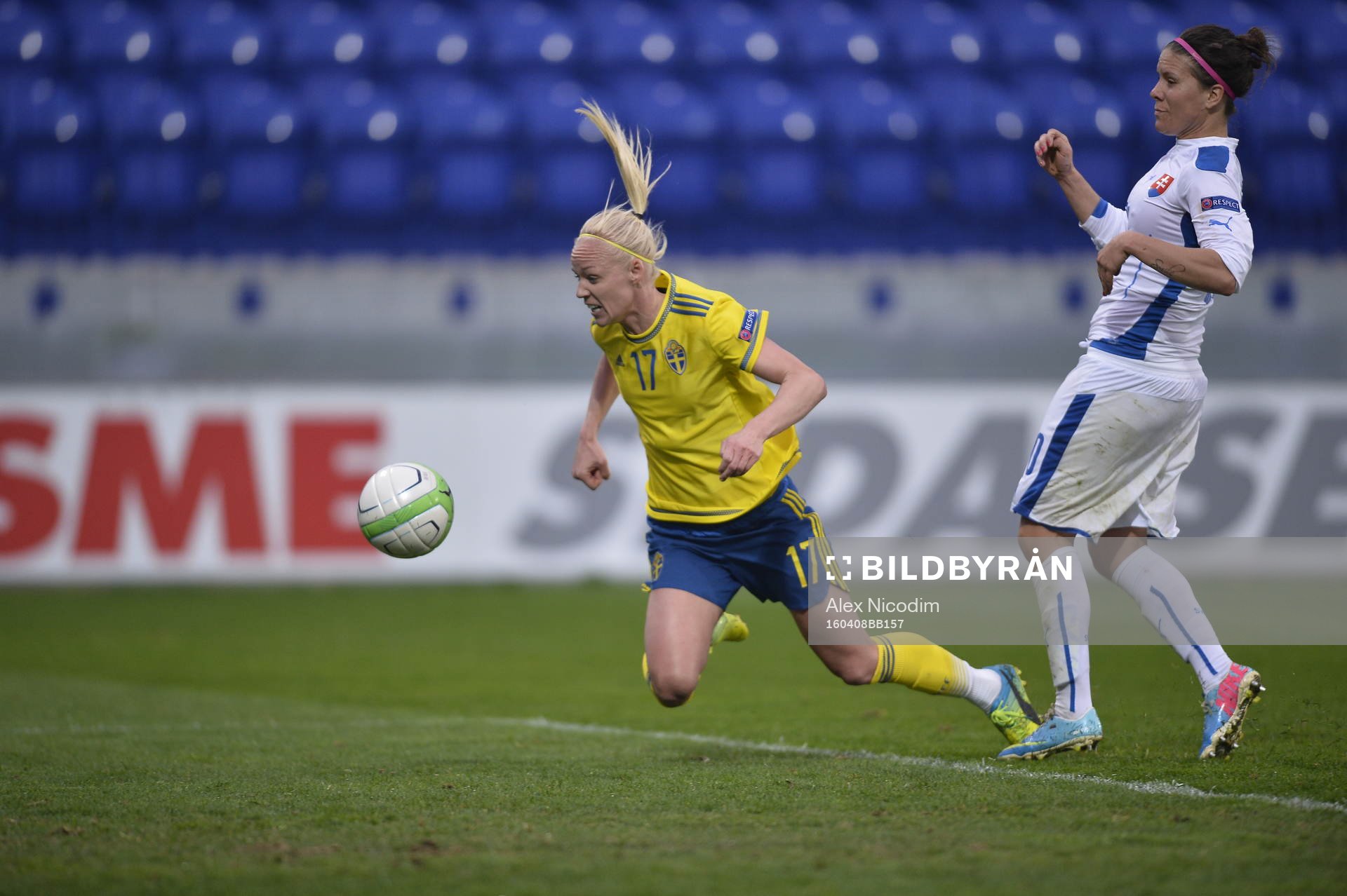 Sveriges Caroline Seger och Slovakiens Lucia Ondrusova