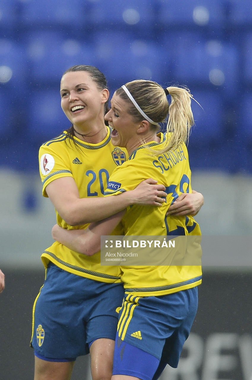 Sveriges Emilia Applequist jublar med Olivia Schough
