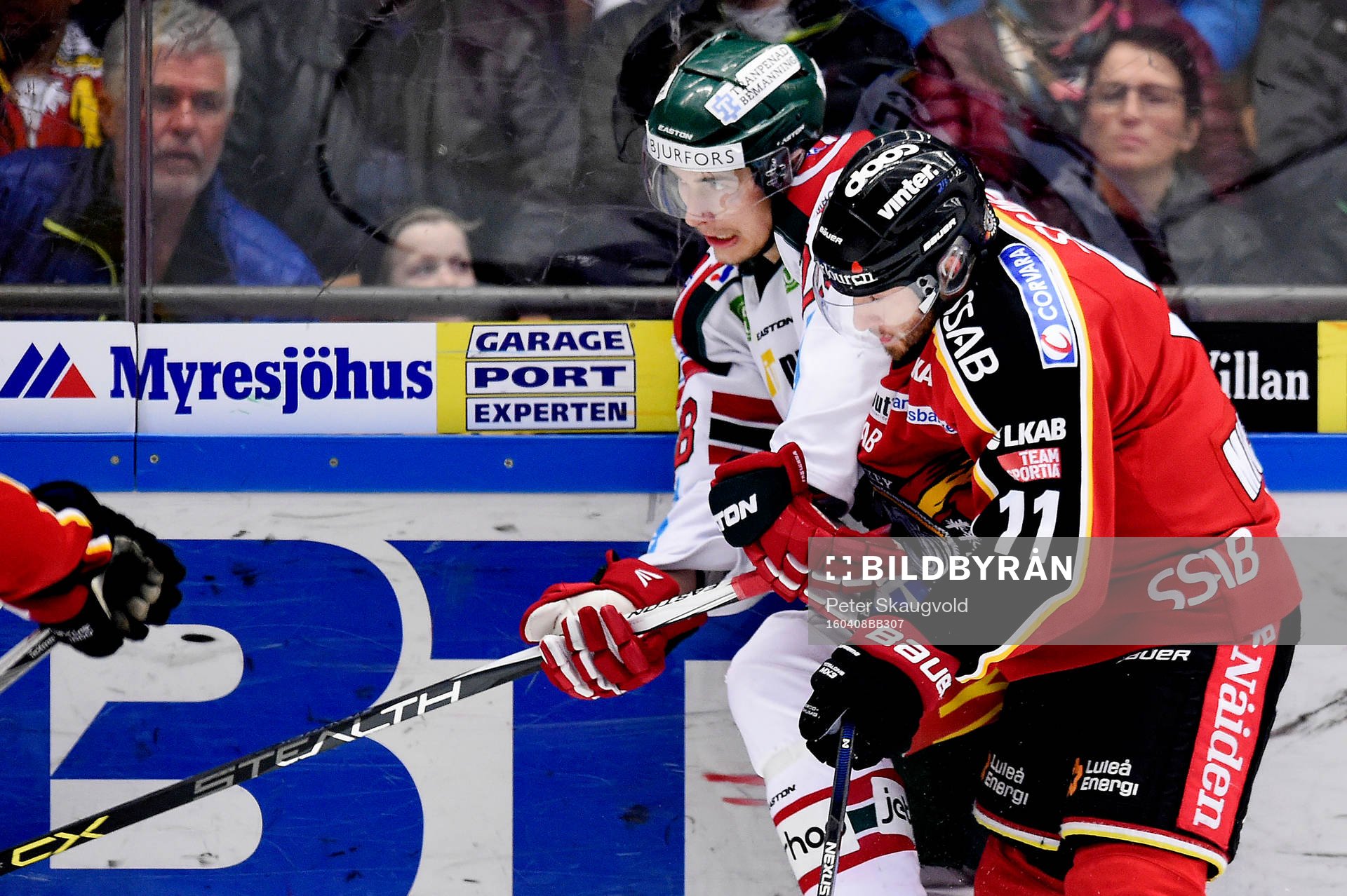Luleås Jacob Micflikier tacklar Frölundas Johan Sundström