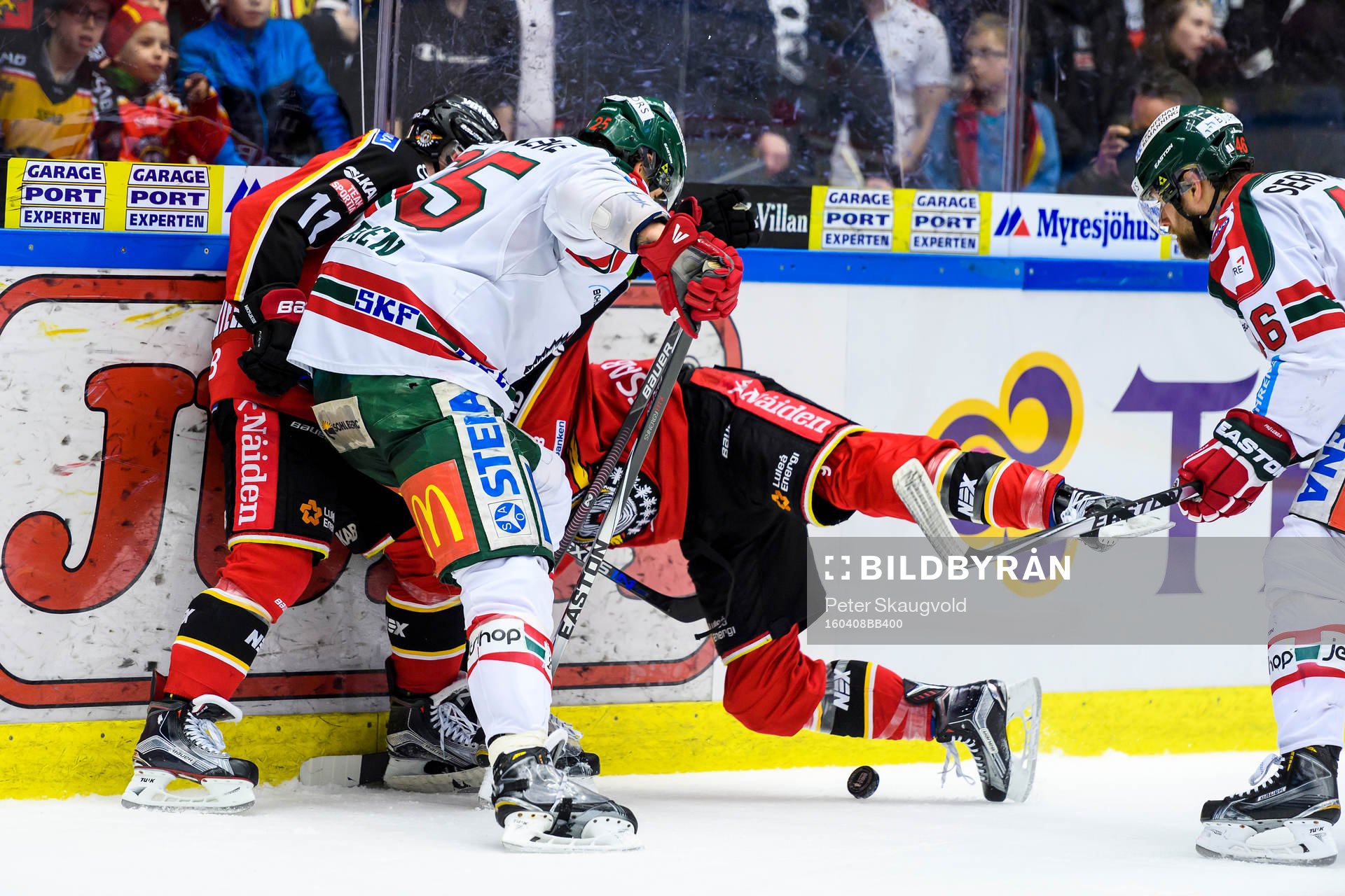 Frölundas Christoffer Persson tacklar Luleås Johan