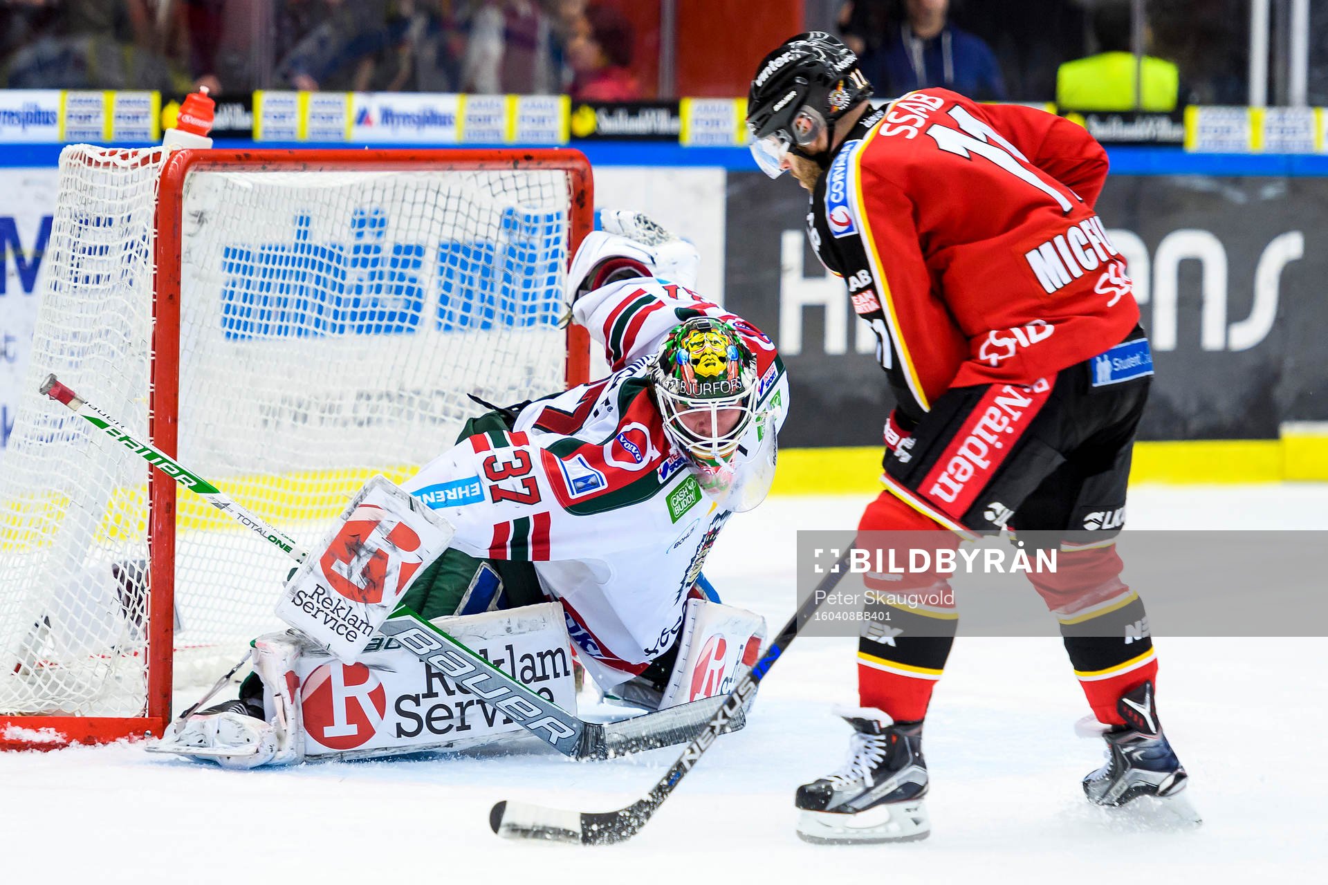 Luleås Jacob Micflikier fri med Frölundas målvakt Johan