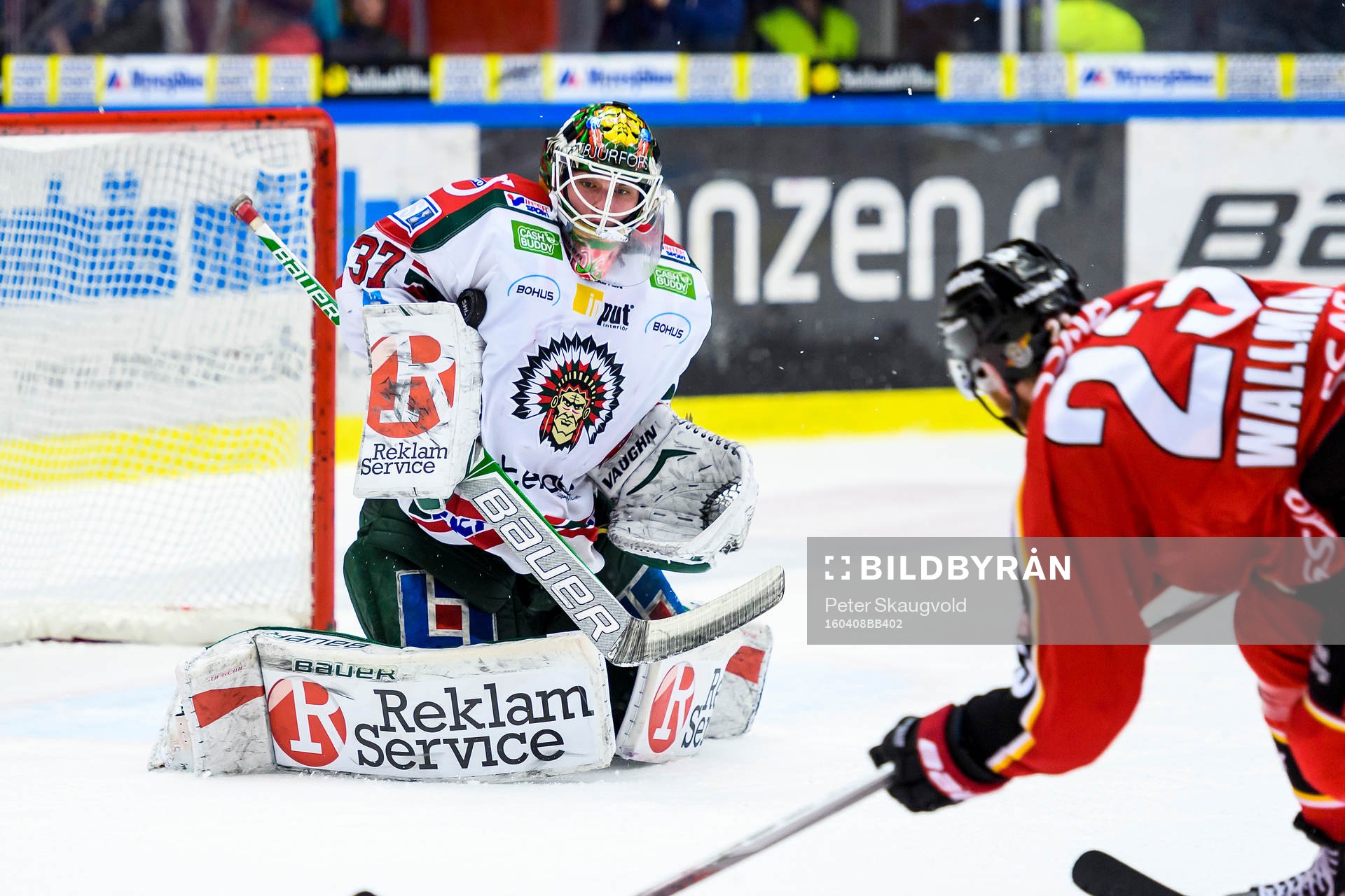 Frölundas målvakt Johan Gustafsson räddar ett skott