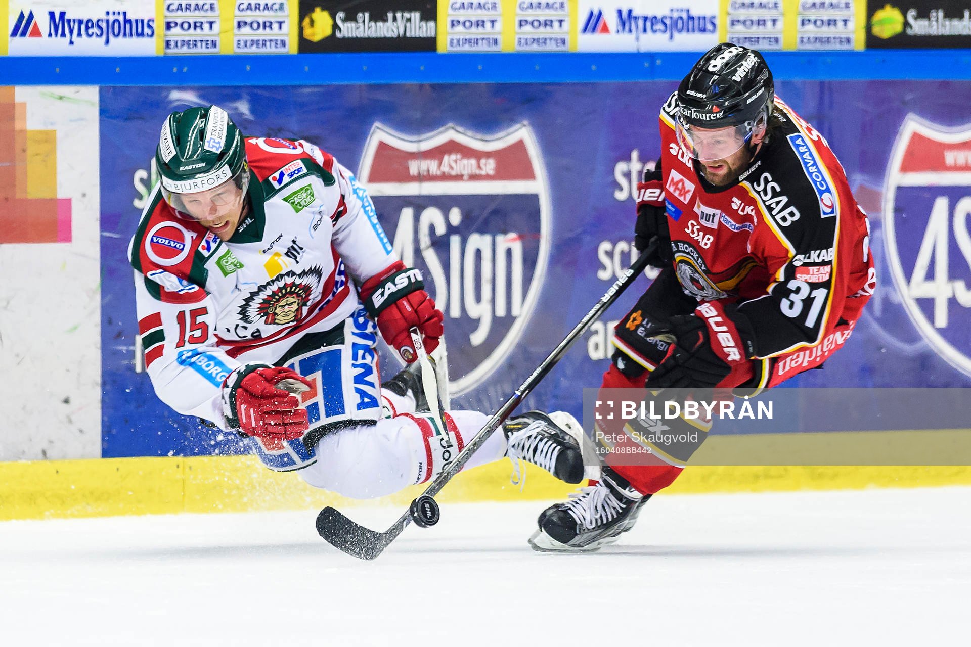Frölundas Joey Crabb jagas av Luleås Jonathan Granström