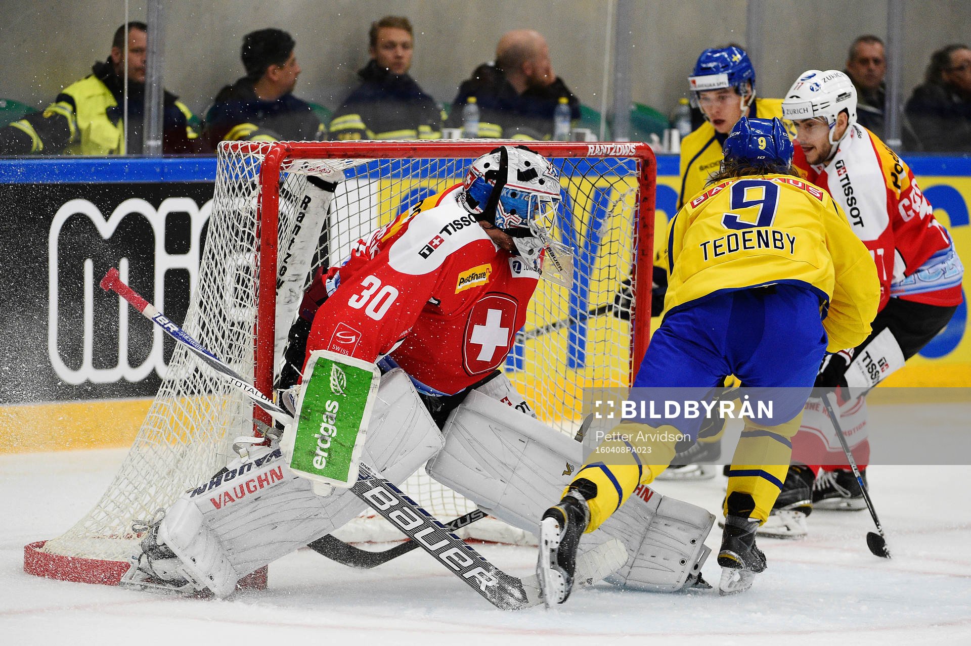 Sveriges Mattias Tedenby rundar Schweizs målvakt Luca