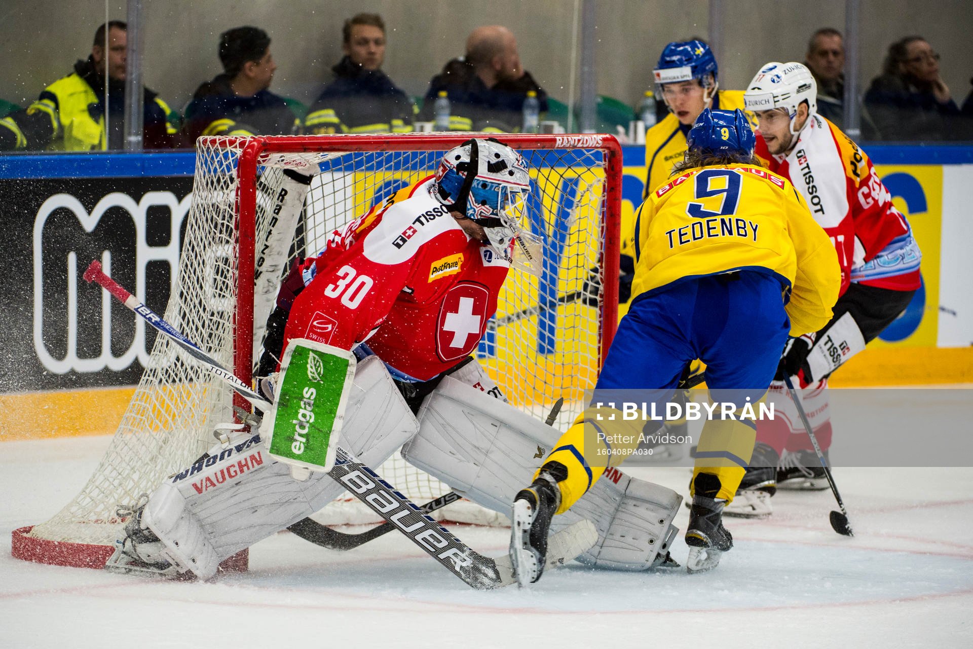 Sveriges Mattias Tedenby gör 2-1 bakom Schweizs målvakt