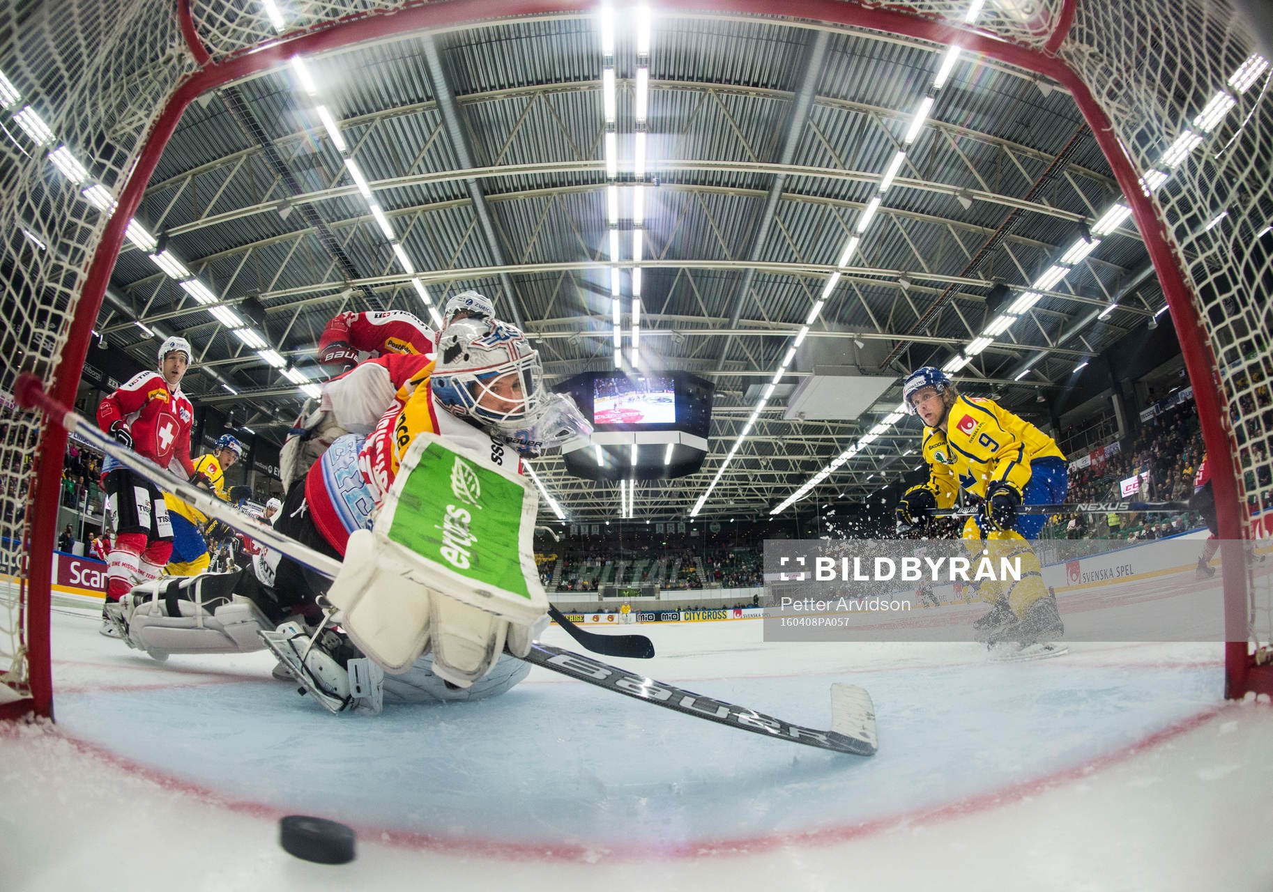 Sveriges Mattias Tedenby gör 5-1 bakom Schweizs målvakt