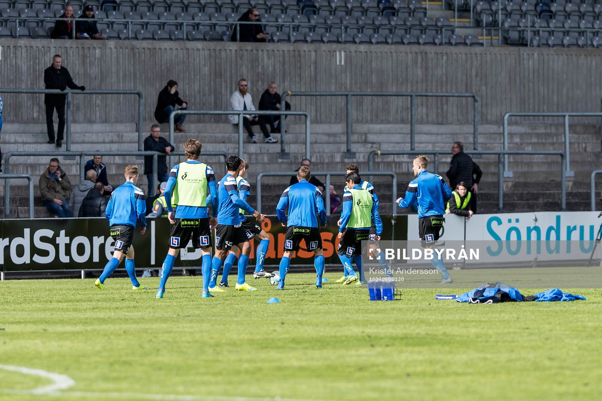 Trelleborgs spelare värmer upp före fotbollsmatchen i