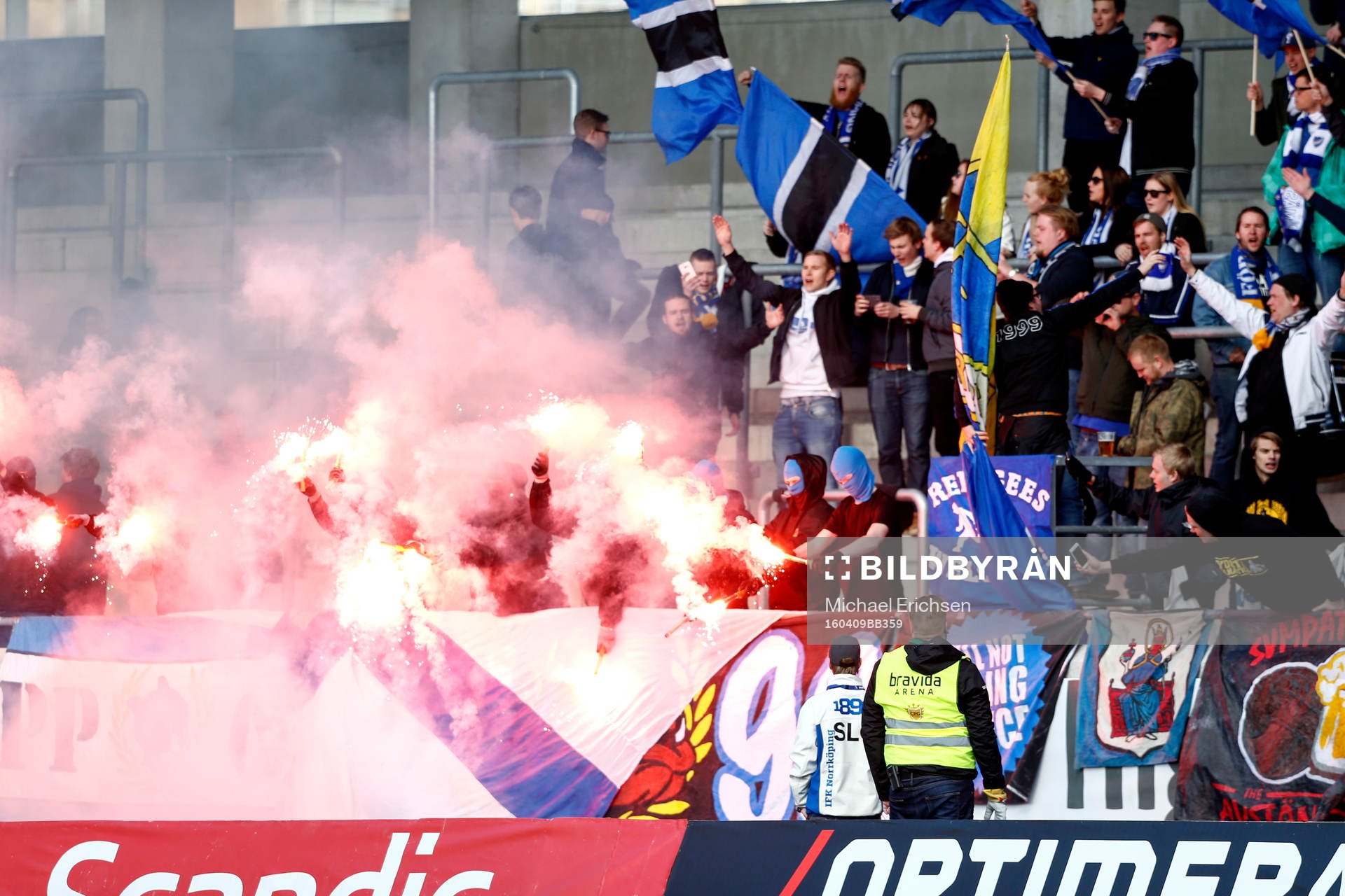 Norrköpings klacken tände bengaler