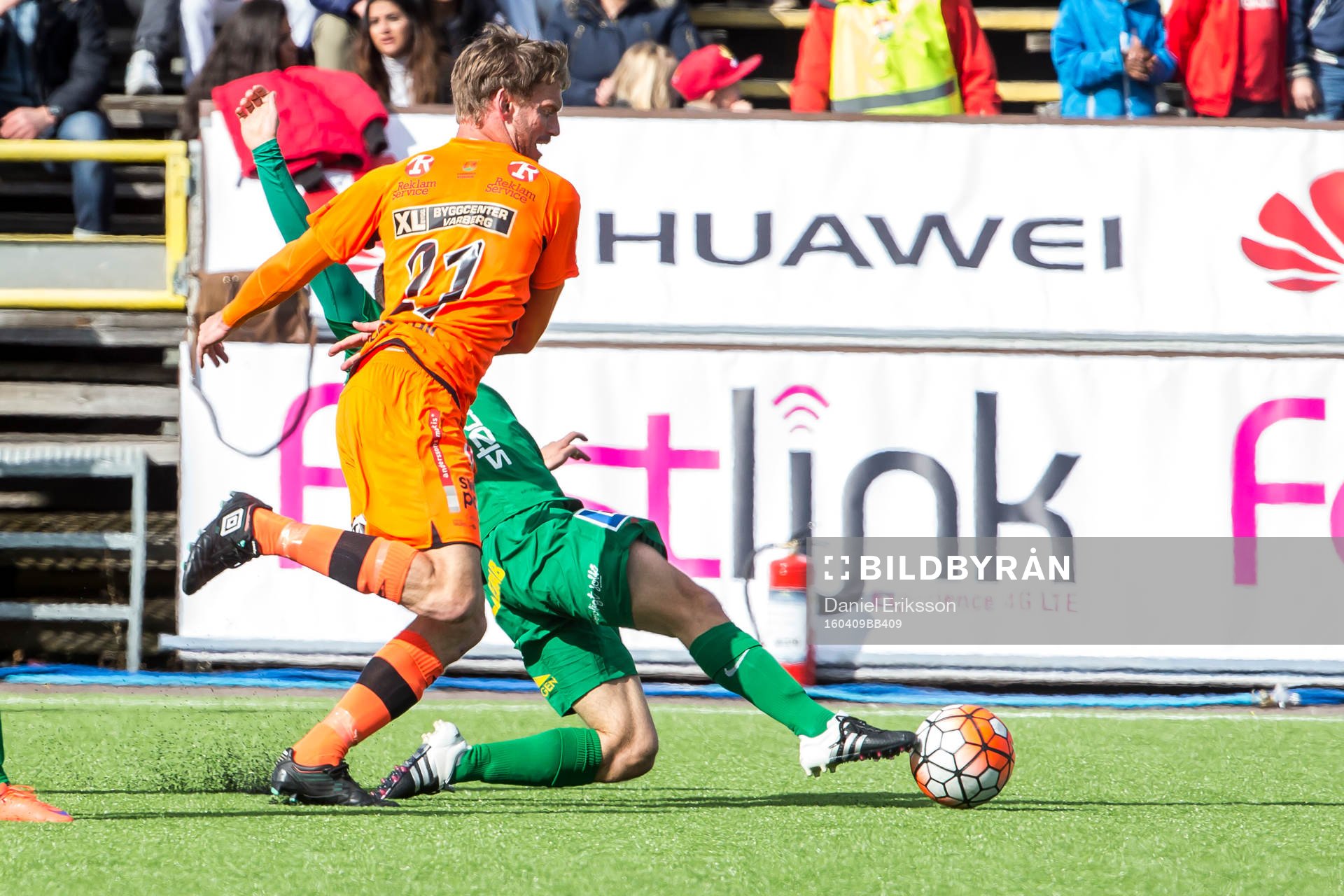 Varbergs Karl Söderström i kampöm bollen i fotbollsmatchen i superettan mellan Dalkurd och Varberg den 9 april 2016 i Borlänge.