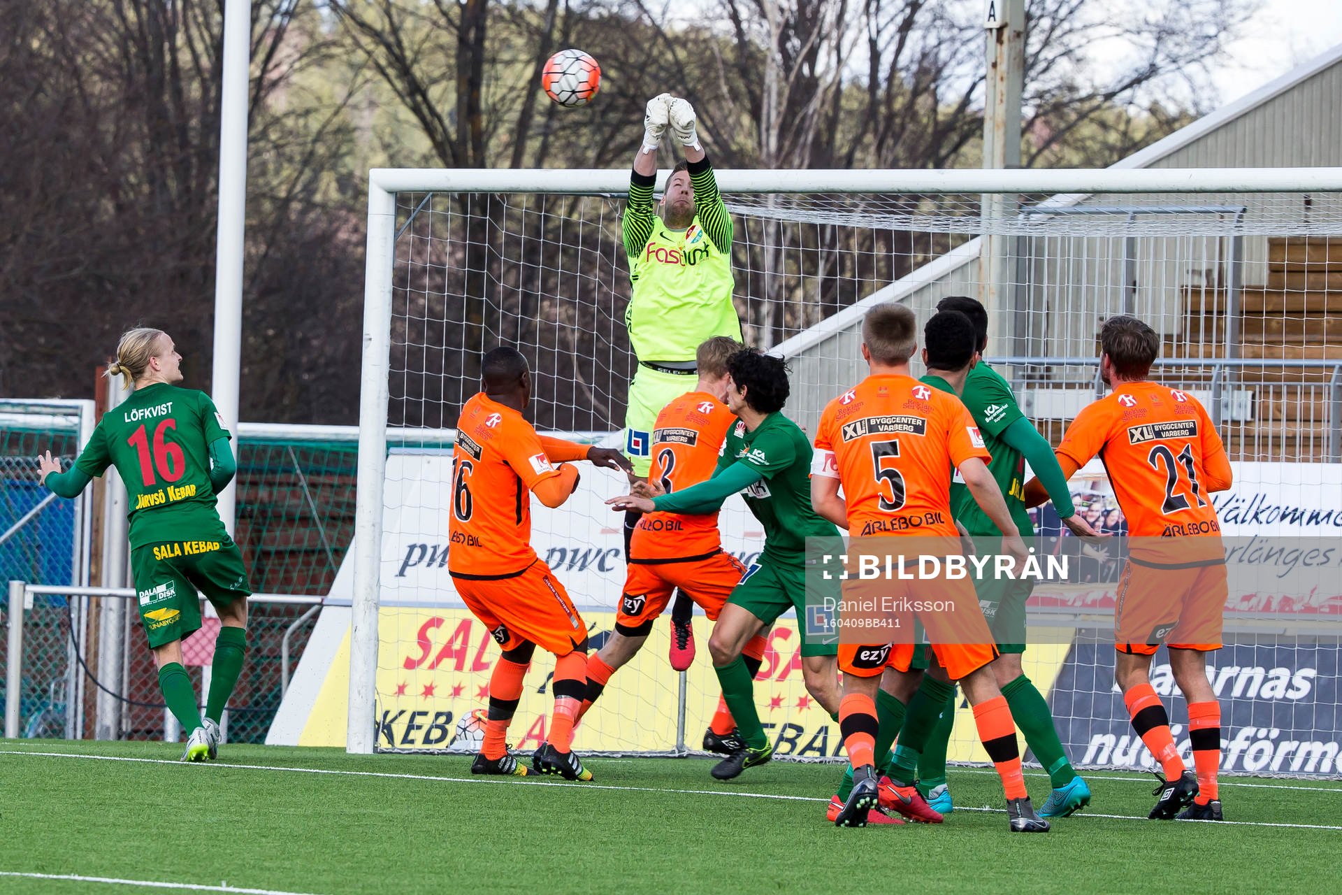 Dalkurds Frank Pettersson boxar ut bollen i fotbollsmatchen