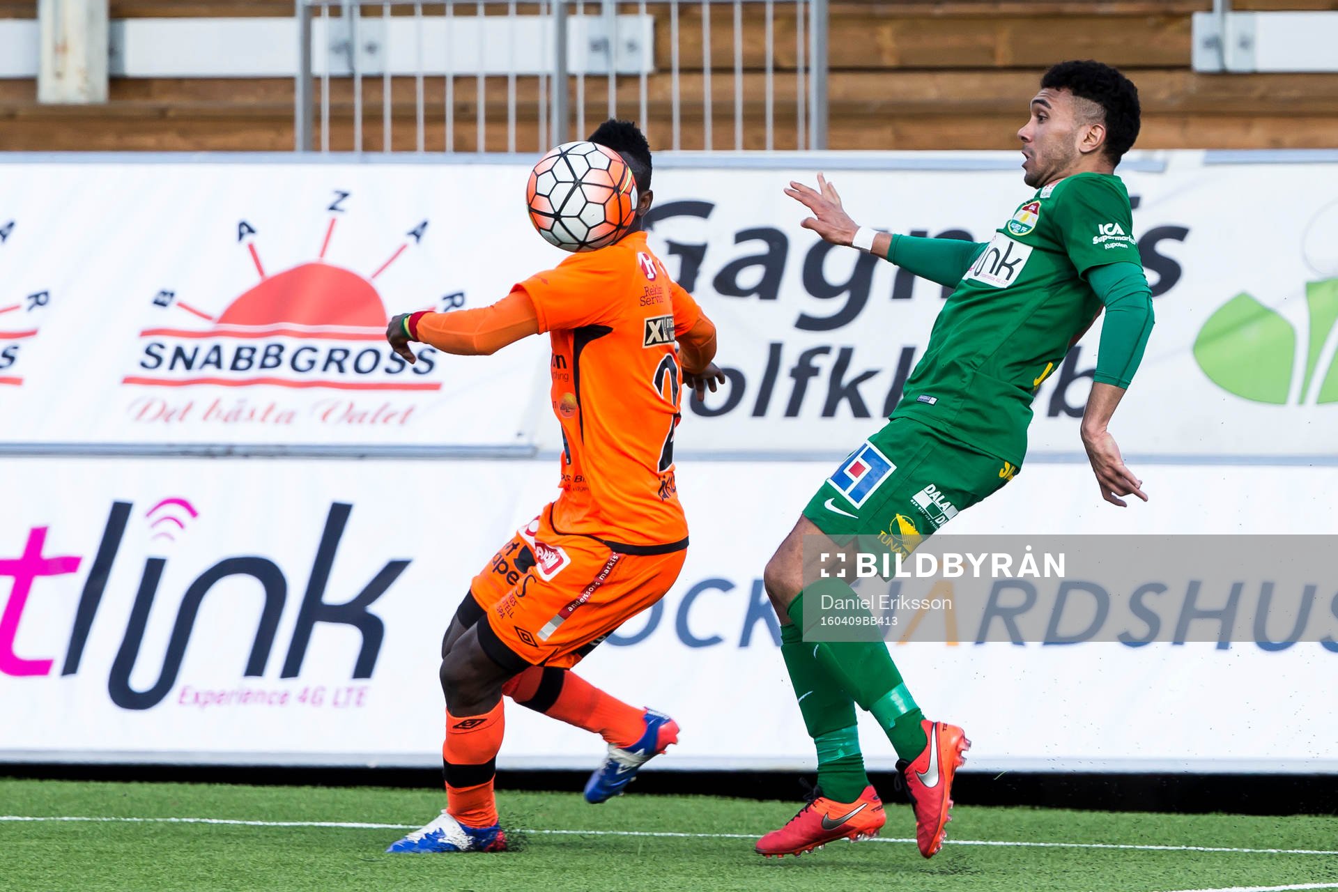 Kamp om bollen i fotbollsmatchen i superettan mellan