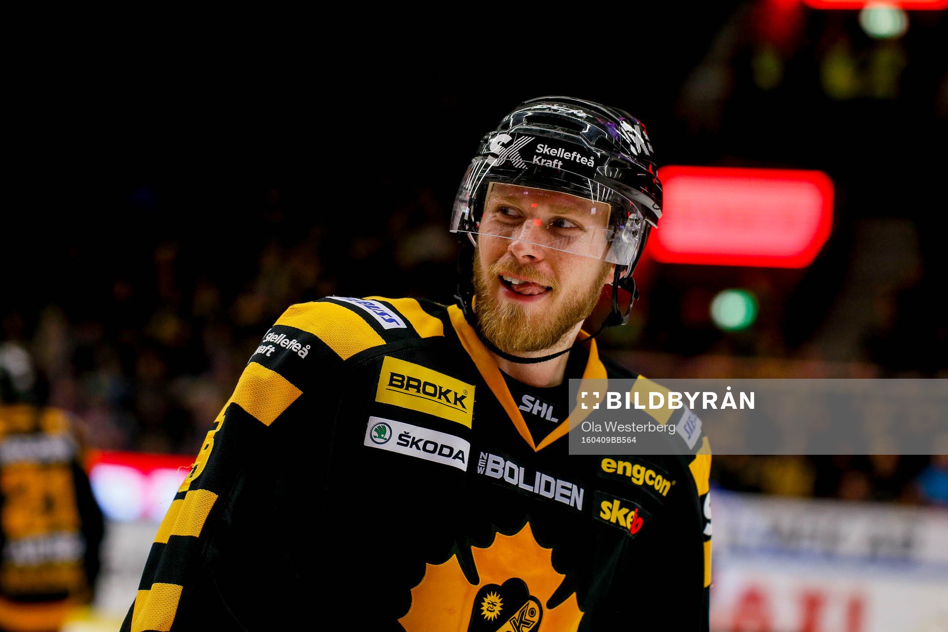 Skellefteås Alexander Urbom flinar mot Växjös bås