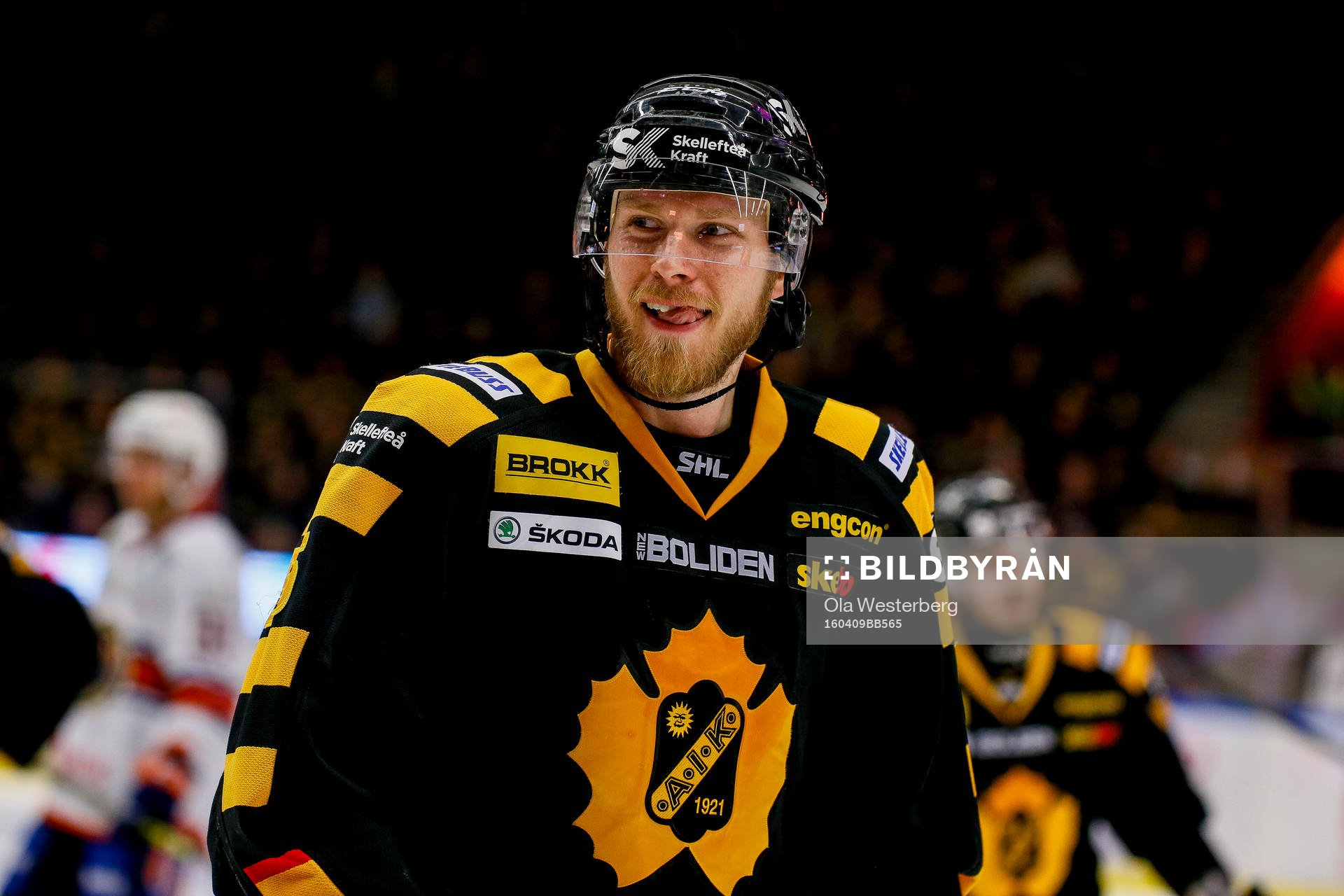 Skellefteås Alexander Urbom flinar mot Växjös bås