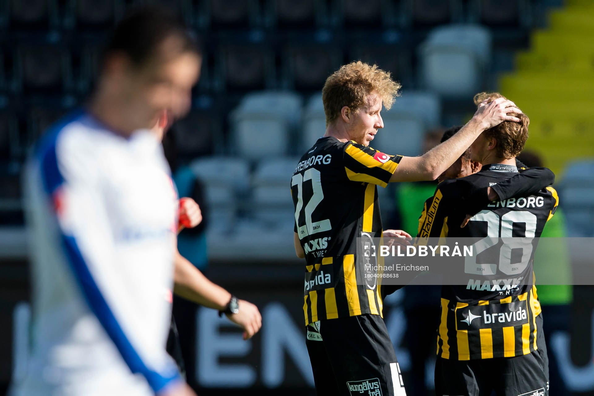 Häckens Adam Andersson kramas om av Samuel Gustafson och