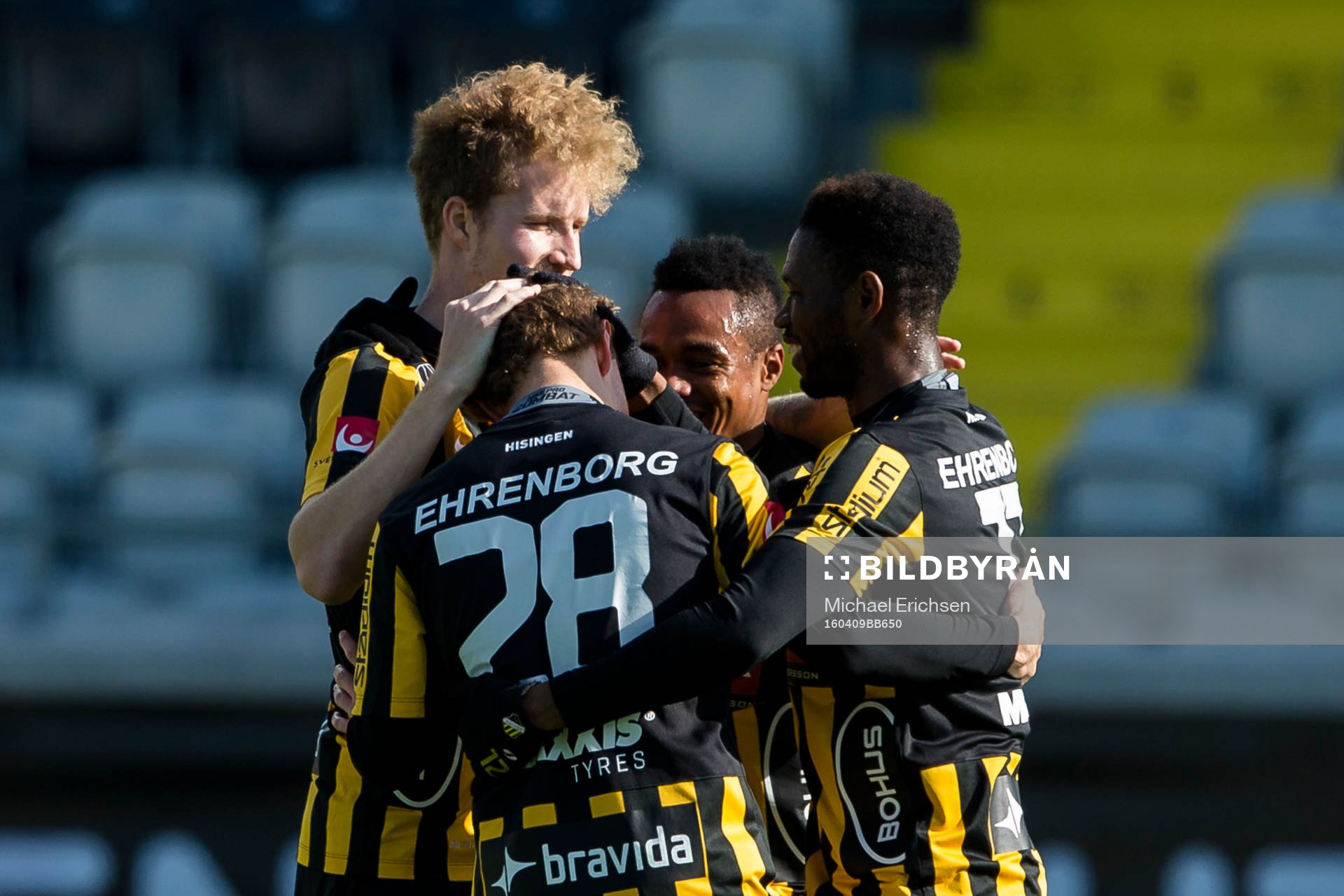 Häckens Adam Andersson kramas om av Samuel Gustafson,