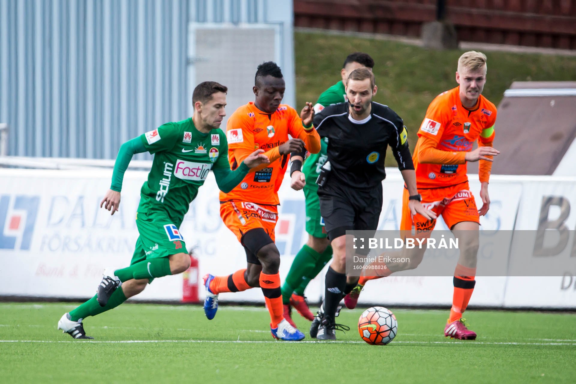 Dalkurds Predrag Randelovic i kamp om bollen i