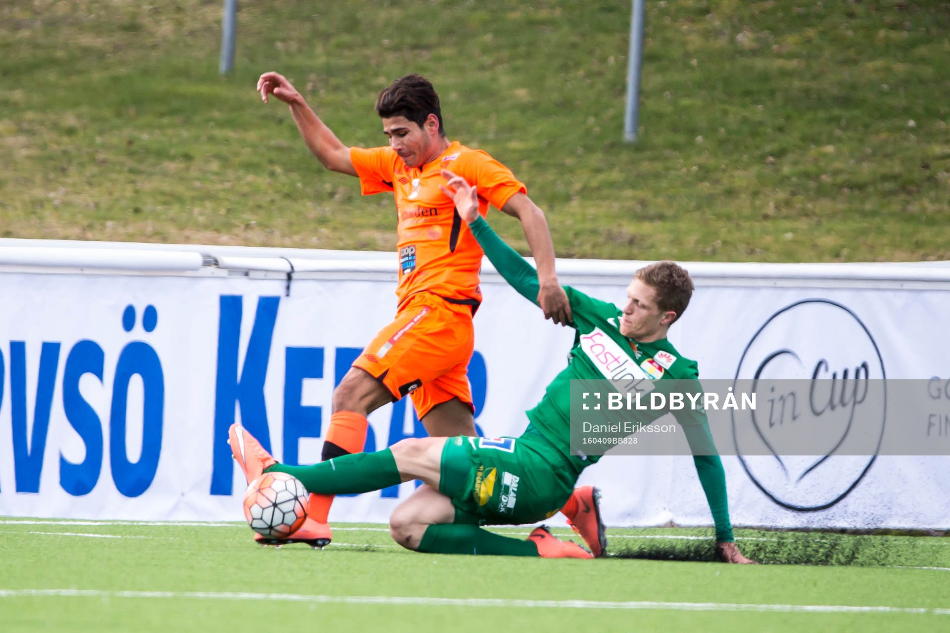Dalkurds Alexander Ekblad fäller Varbergs Sebastian Crona