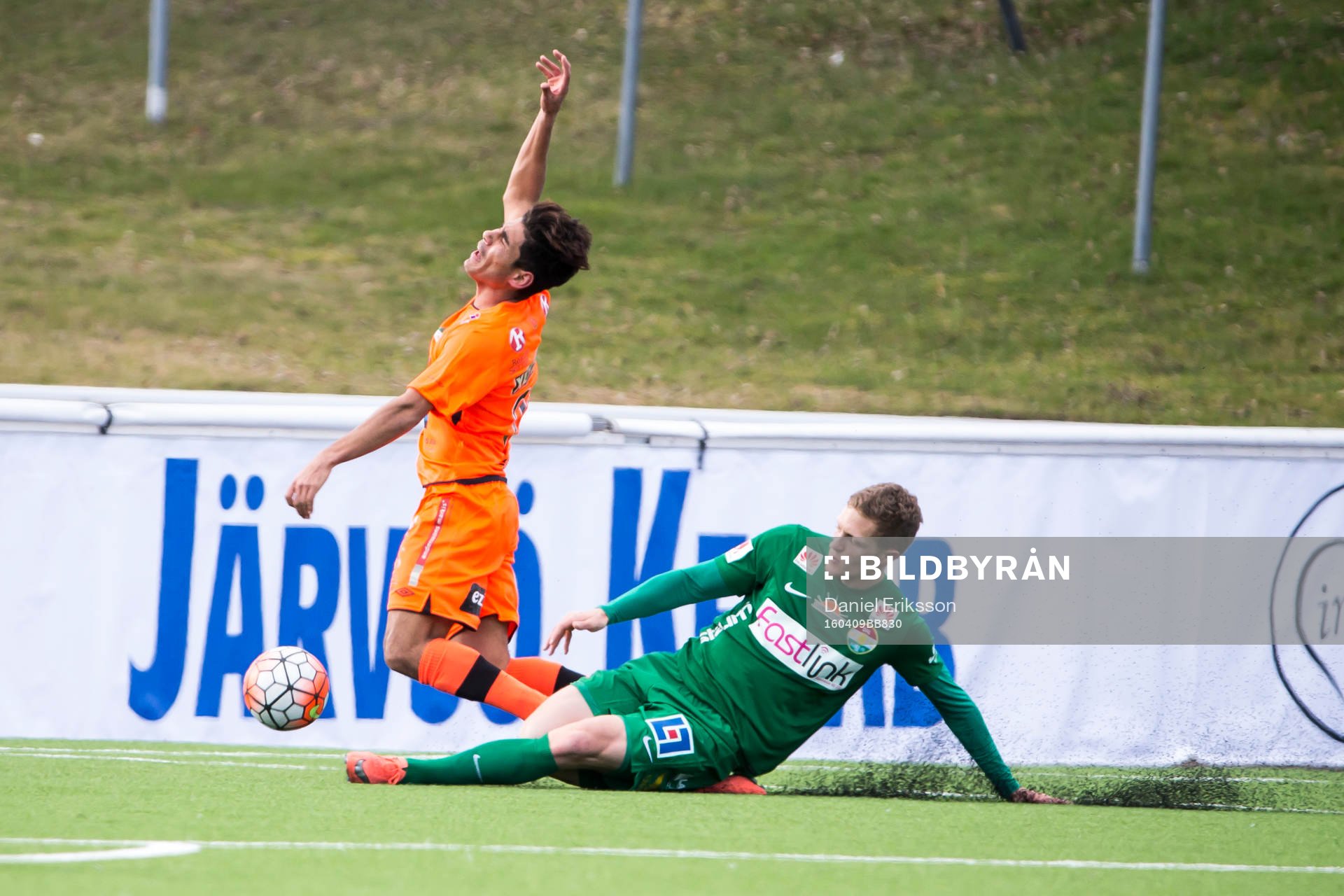 Dalkurds Alexander Ekblad fäller Varbergs Sebastian Crona