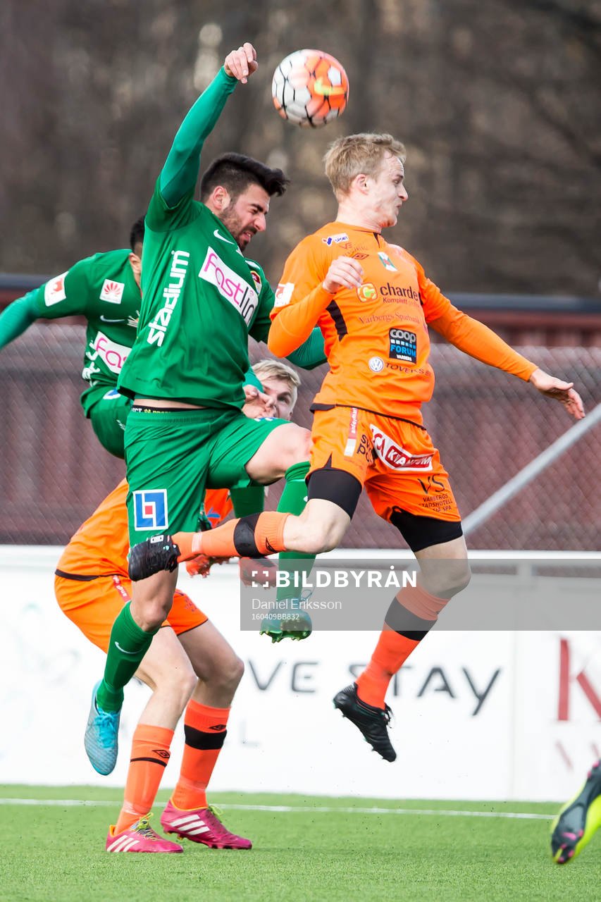 Dalkurds Rawez Lawan i kamp om bollen i fotbollsmatchen i