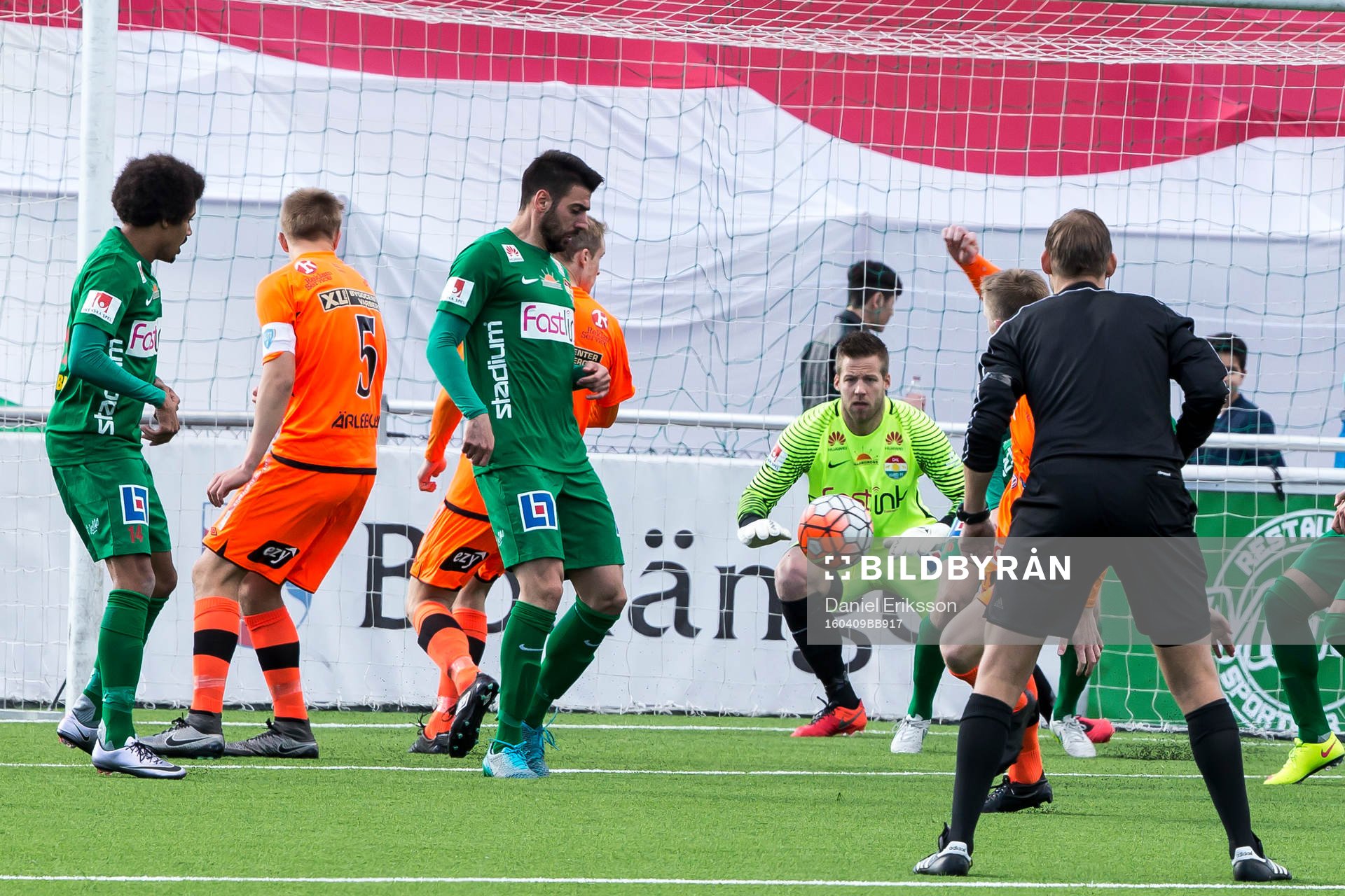 Dalkurds Frank Pettersson räddar chans i fotbollsmatchen i