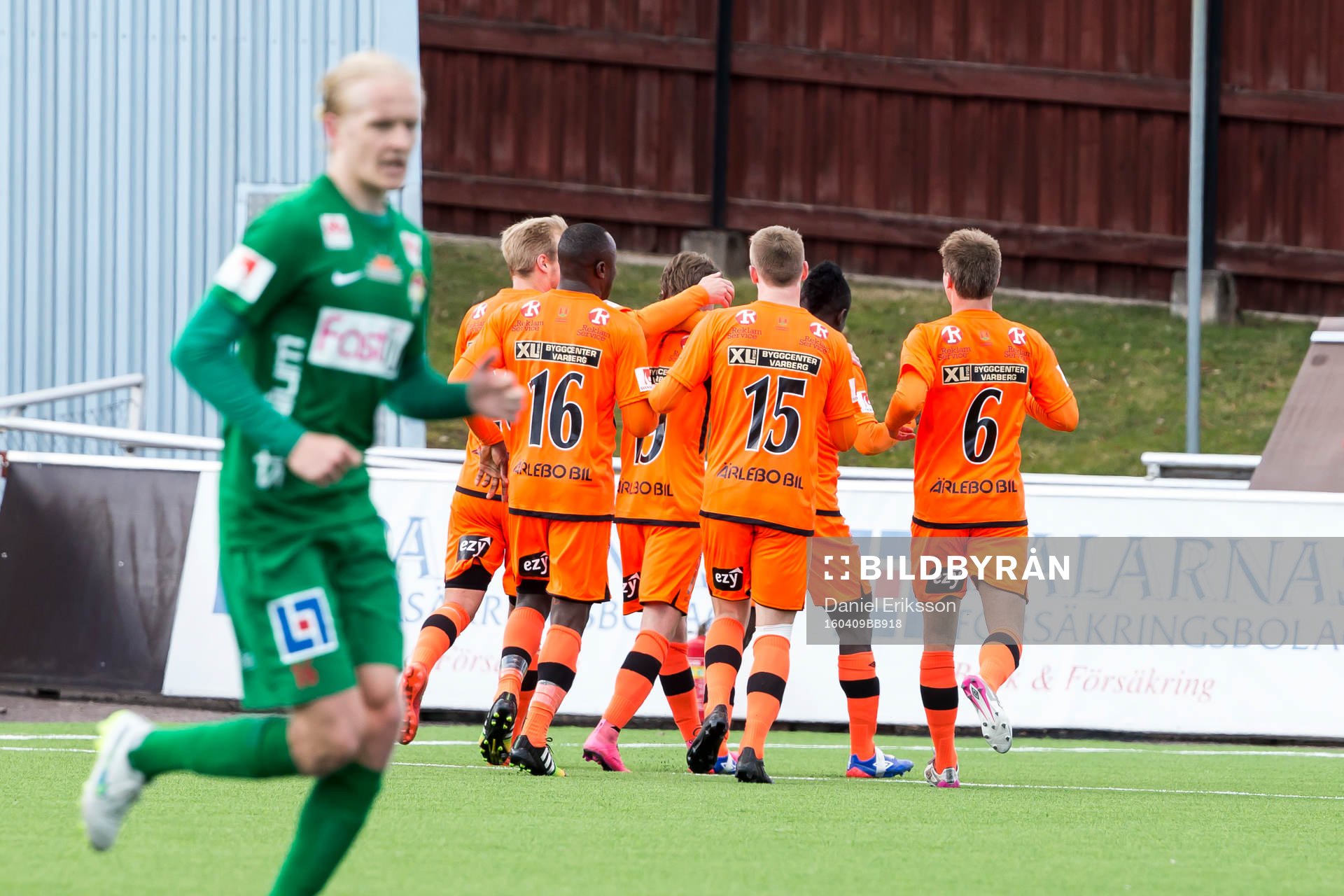 Varbergs spelarna jublar efter 0-1 i fotbollsmatchen i superettan mellan Dalkurd och Varberg den 9 april 2016 i Borlänge.