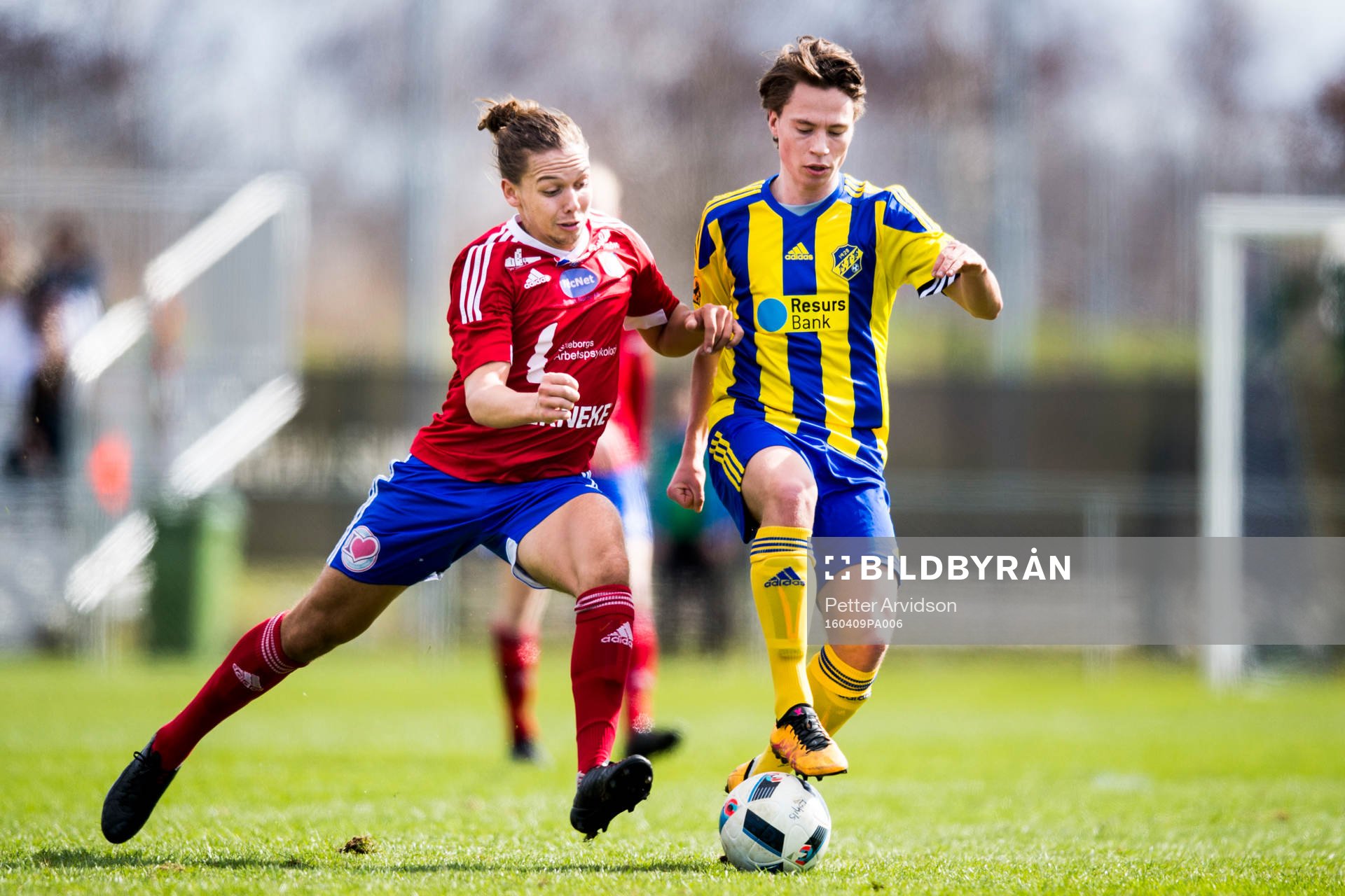 Sävedalens Wilmer Melander och Eskilsminnes Filip Ottosson under fotbollsmatchen i division 2 mellan Eskilsminne och Sävedalen den 9 april 2016 i Helsingborg.