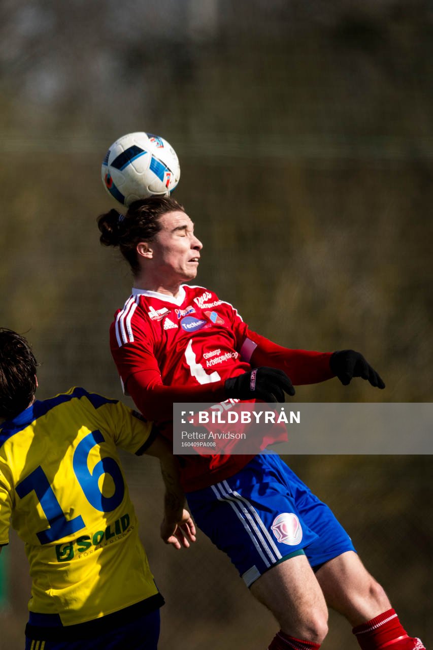 Sävedalens Felix Larsson Jigliden under fotbollsmatchen i division 2 mellan Eskilsminne och Sävedalen den 9 april 2016 i Helsingborg.