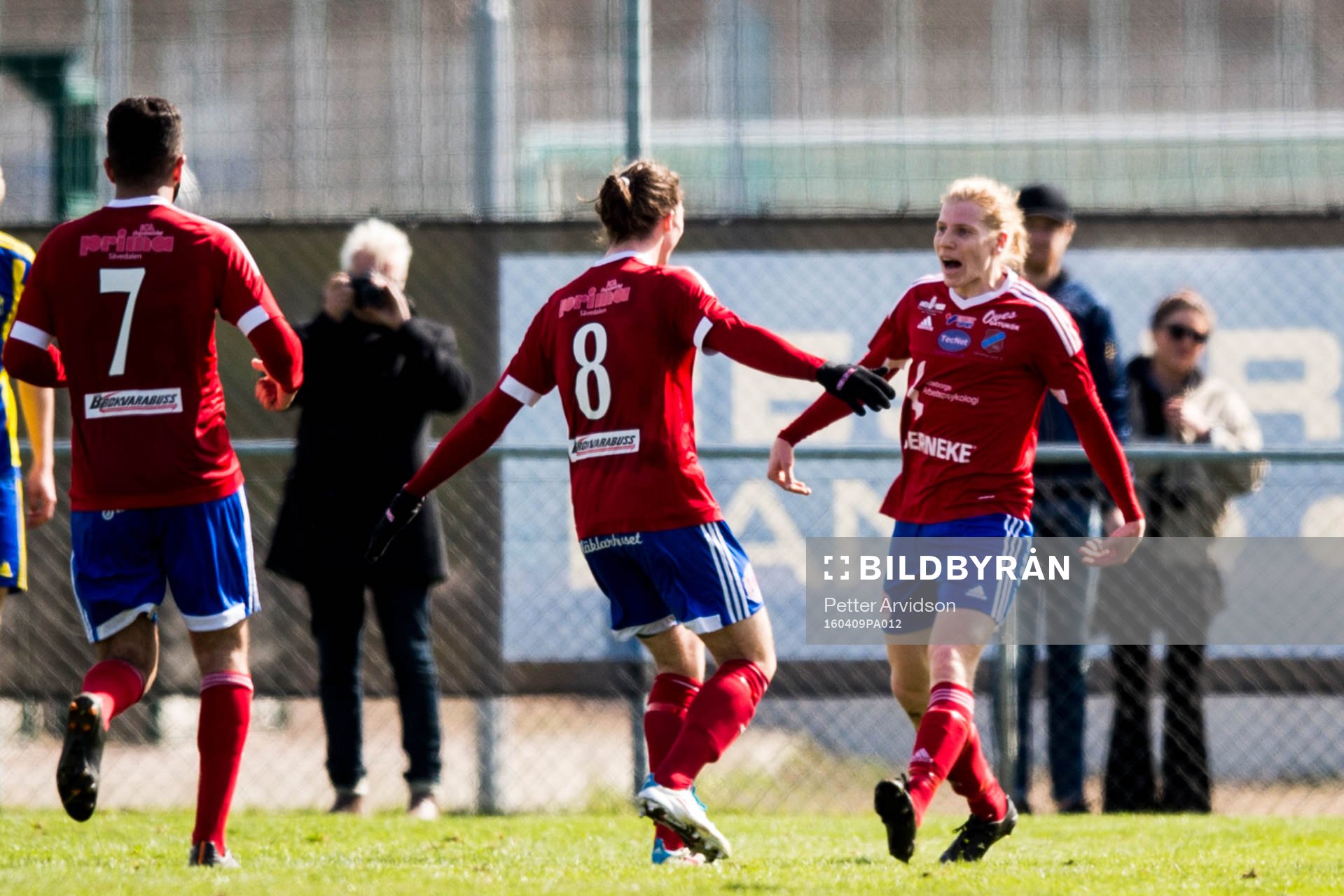 Sävedalens Felix Larsson Jigliden och Gustav Ludwigson jublar efter 1-2 under fotbollsmatchen i division 2 mellan Eskilsminne och Sävedalen den 9 april 2016 i Helsingborg.