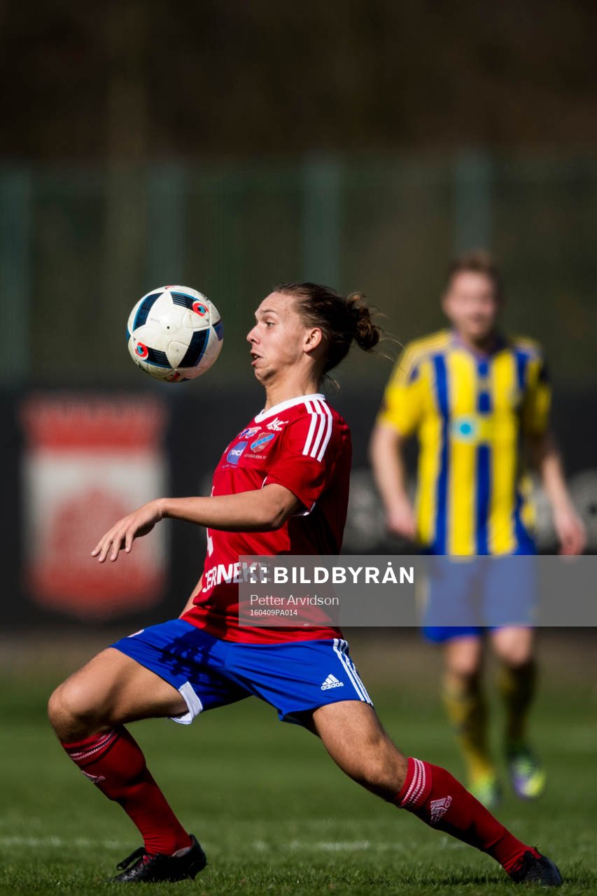 Sävedalens Wilmer Melander under fotbollsmatchen i division 2 mellan Eskilsminne och Sävedalen den 9 april 2016 i Helsingborg.