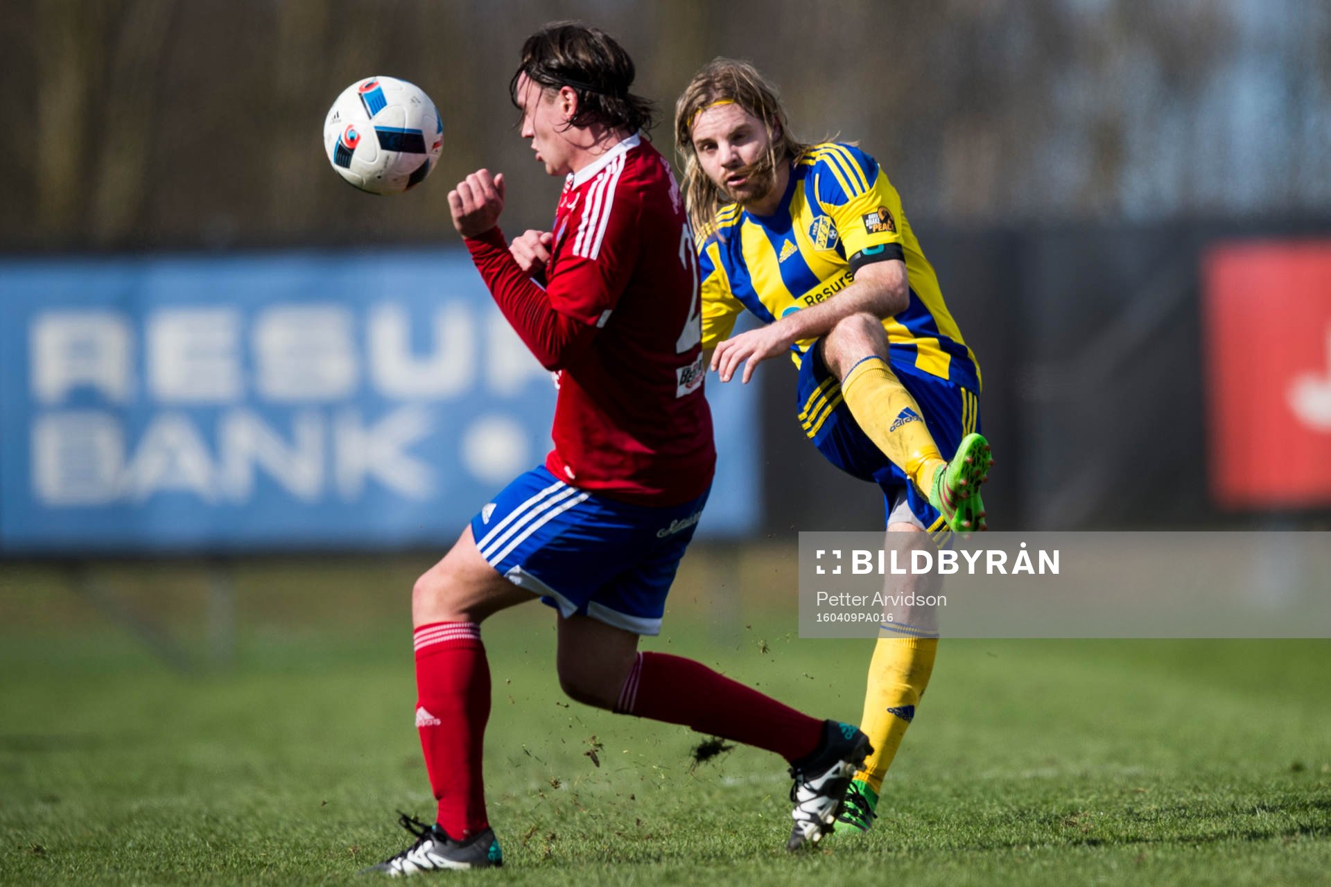 Eskilsminnes Mathias Unkuri och Sävedalens Fredrik Alnäs under fotbollsmatchen i division 2 mellan Eskilsminne och Sävedalen den 9 april 2016 i Helsingborg.