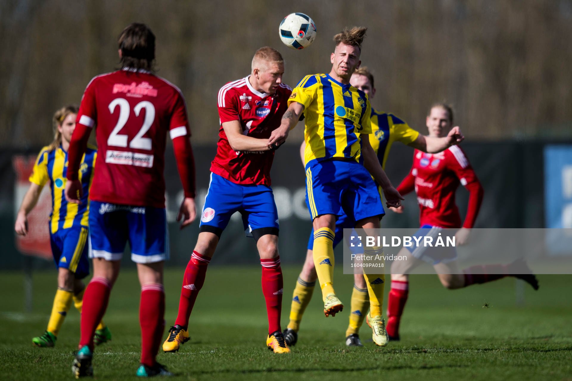 Sävedalens Simon Laneby och Eskilsminnes Robin Kacaniklic under fotbollsmatchen i division 2 mellan Eskilsminne och Sävedalen den 9 april 2016 i Helsingborg.
