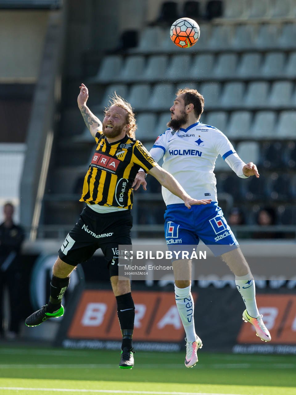 Häckens Emil Wahlström i nickduell med Norrköpings Emir