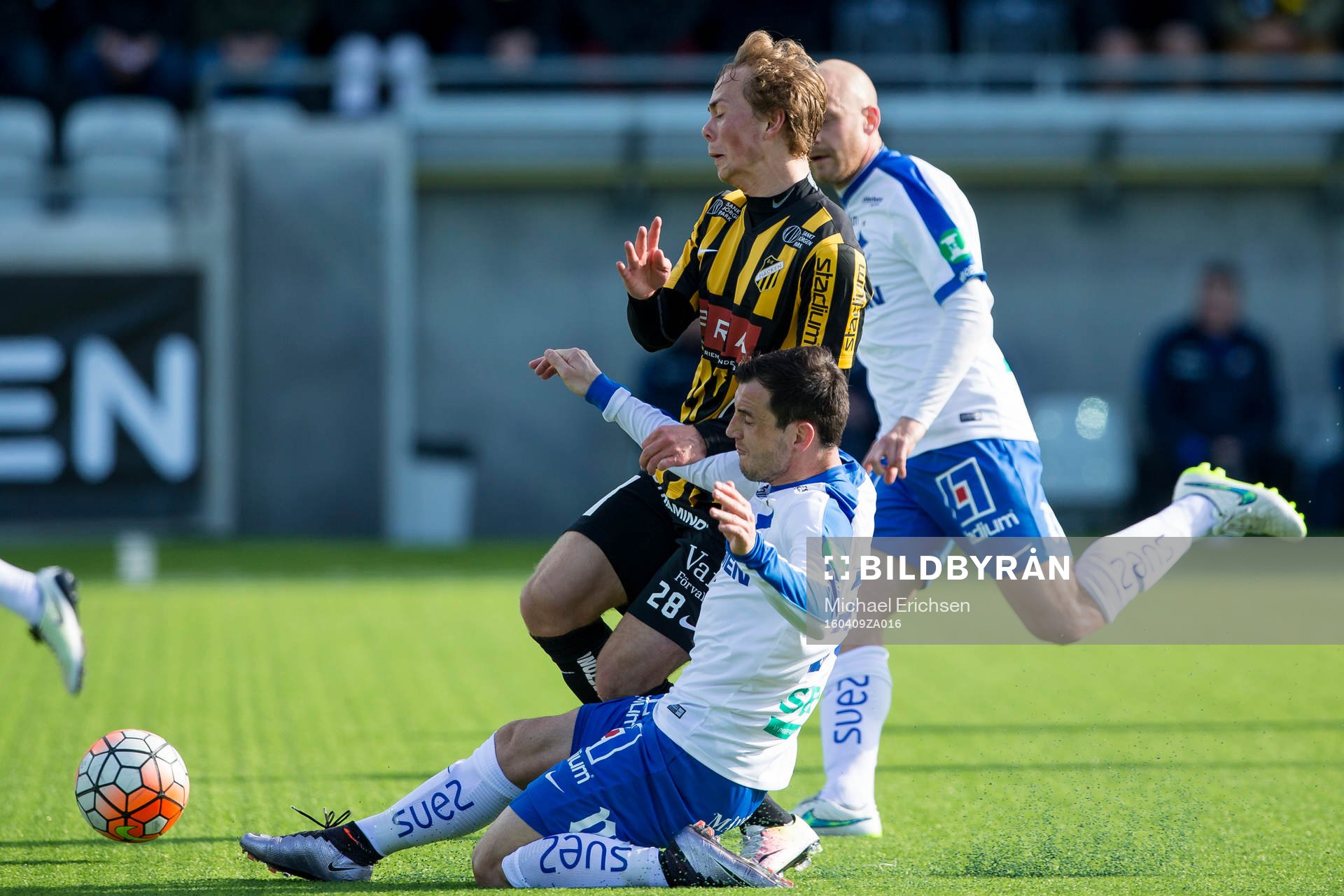 Norrköpings Nikola Tkalcic fäller Häckens Adam Andersson