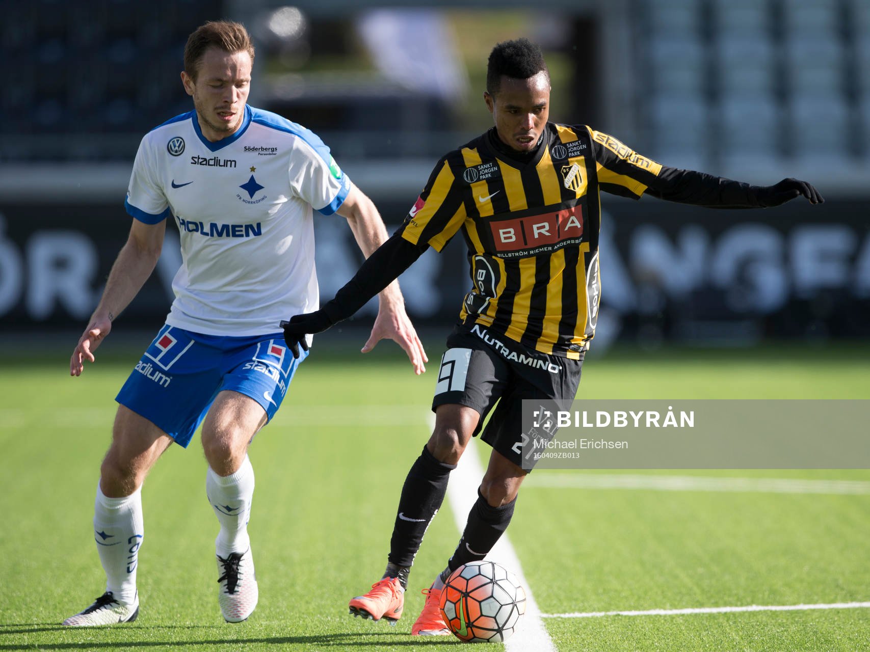 Häckens Nasiru Mohammed före Norrköpings Jon Gudni Fjoluson under fotbollsmatchen i Allsvenskan mellan Häcken och IFK Norrköping den 9 april 2016 i Göteborg.
